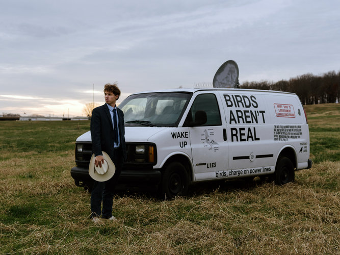 Peter McIndoe, el creador de 23 años del movimiento Birds Aren't Real, con su camioneta en Fayetteville, Ark. (Foto Prensa Libre: Rana Young / The New York Times)
