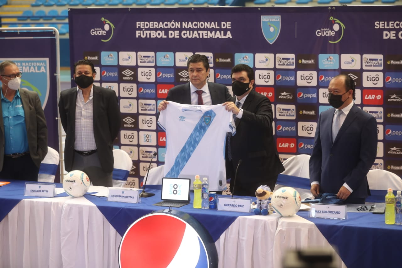 Luis Fernando Tena (I) junto con Gerardo Paiz, presidente de la Fedefut que lo presentó como el nuevo técnico de la Selección Nacional. Foto Prensa Libre: Erick Ávila. 