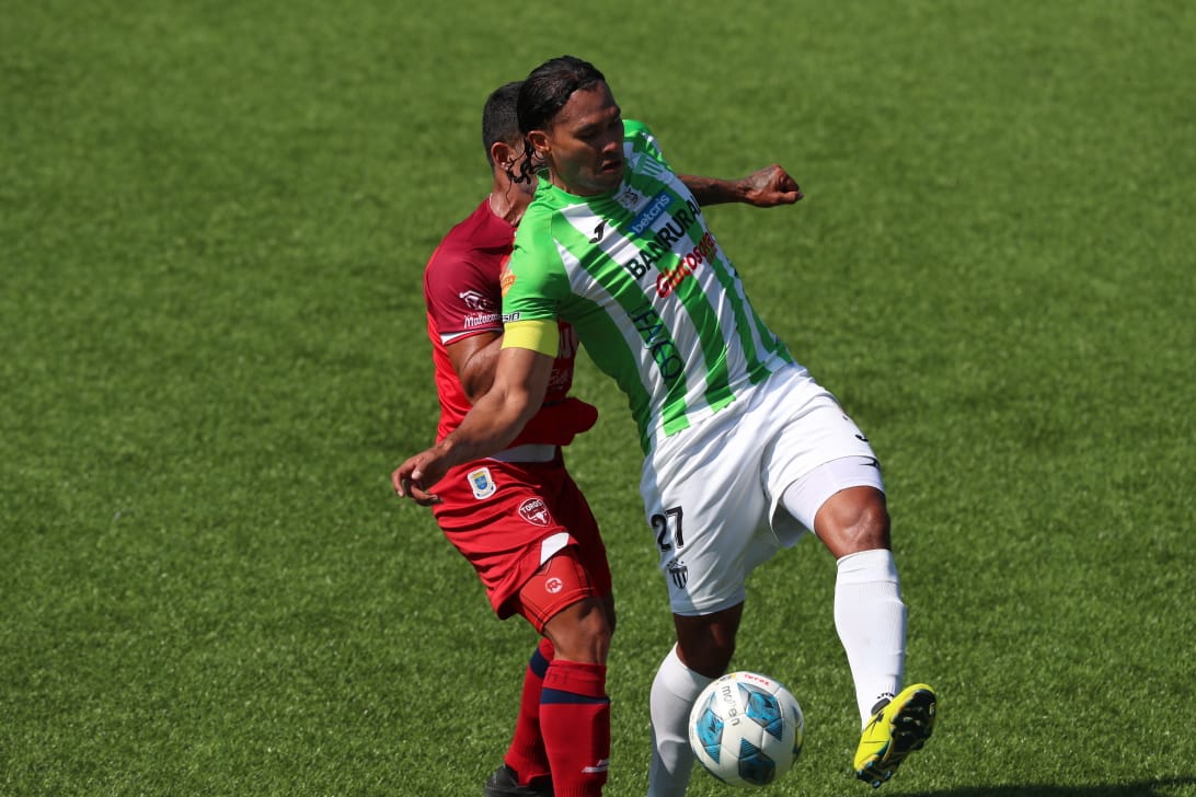 Carlos "el Gullit" Peña fue pieza clave para Antigua GFC en gran tramo del partido. Sin embargo, dos errores les costaron a los panzaverde la derrota. Foto Prensa Libre: Érick Ávila. 