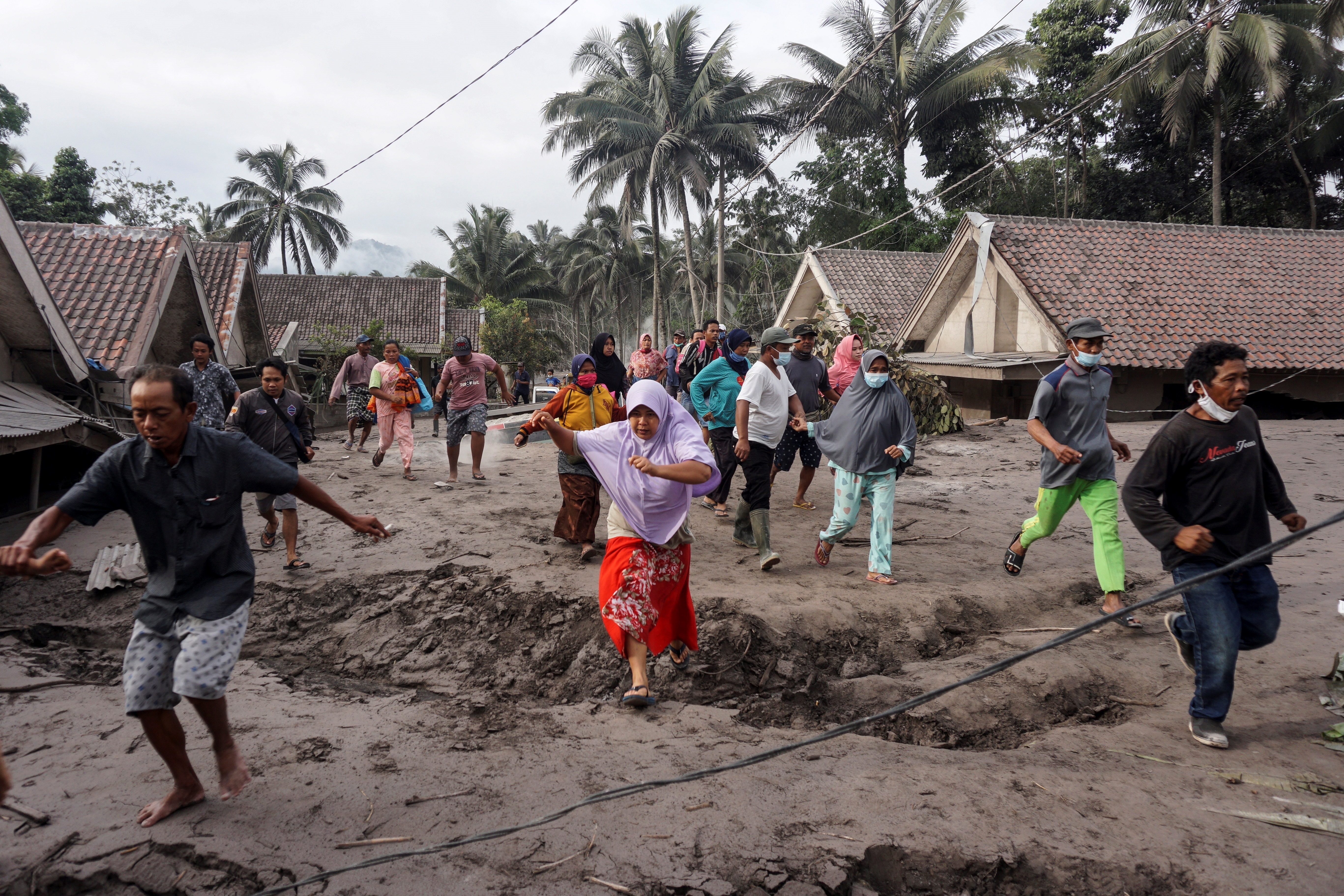 Fotos y videos: La erupción del volcán Semeru deja al menos 13 muertos y un paisaje lunar en la isla de Java