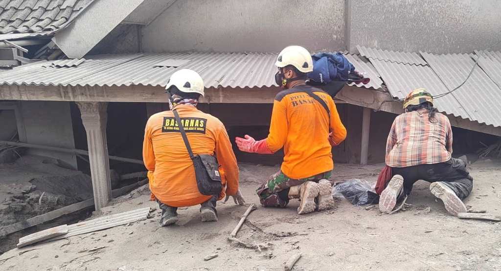 Fotos y videos: La erupción del volcán Semeru deja al menos 13 muertos y una paisaje lunar en la isla de Java 