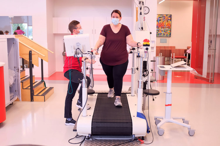 Samantha Lewis trabaja para mejorar su equilibrio durante una sesión de terapia en el Shirley Ryan AbilityLab en Burr Ridge, Illinois, el 8 de octubre de 2021. (Alex Wroblewski/The New York Times)