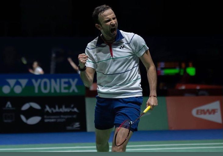 Kevin Cordón avanzó este 14 de diciembre a los octavos de final del Mundial de Huelva 2021. Le ganó al polaco Michal Rogalski 2 sets a 0. Foto Prensa Libre: Fedebadminton