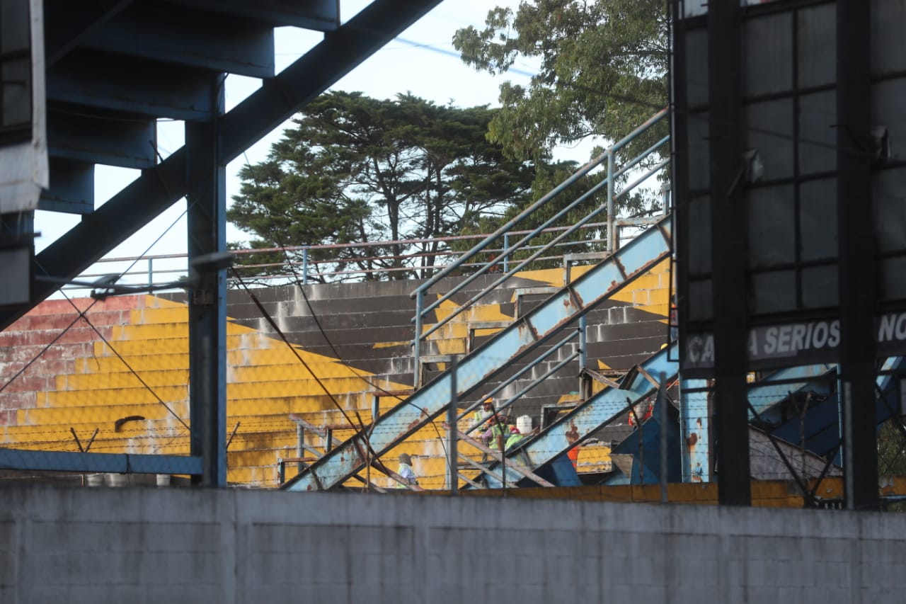 La demolición del Estadio de El Ejército dio inicio este jueves 9 de diciembre. Hasta ahora el Instituto de Previsión Militar no ha revelado cuáles serán los trabajos que harán en este recinto inaugurado el el 3 de octubre de 1964. Foto Prensa Libre: Érick Ávila.