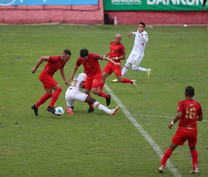 Municipal y Comunicaciones se defendieron bien durante el Clásico 317 que disputaron en el estadio El Trébol este jueves 23 de diciembre a las 15 horas. Foto Prensa Libre: Érick Ávila.