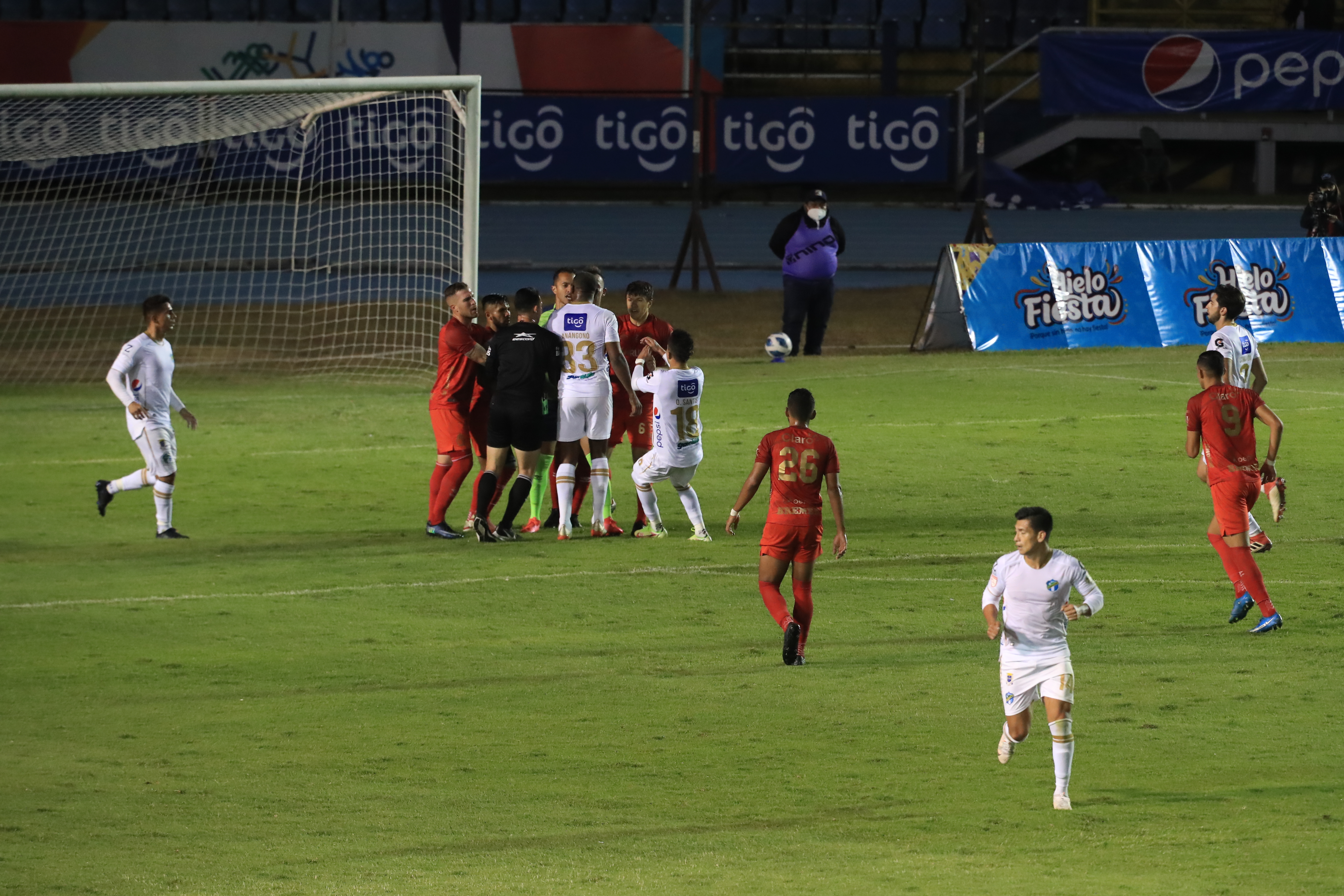 Acción durante el Clásico 318, en el Doroteo Guamuch Flores. (Foto Prensa Libre: Elmer Vargas)