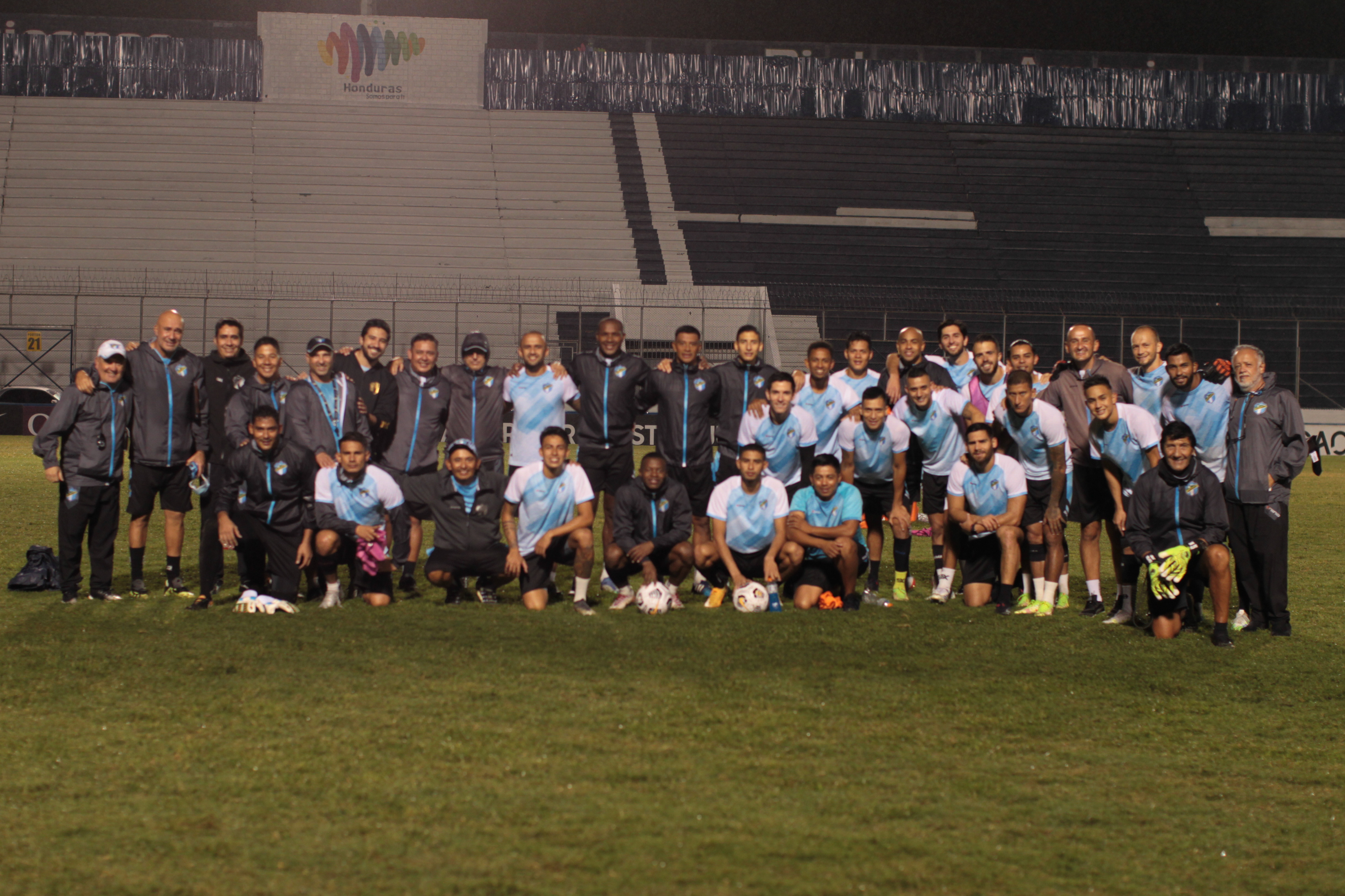 Equipo completo en el Estadio Nacional de Tegucigalpa, Honduras, este 7 de diciembre de 2021. En este recinto jugarán el 8 la primera final de la Liga Concacaf ante Motagua. Foto club Comunicaciones. 