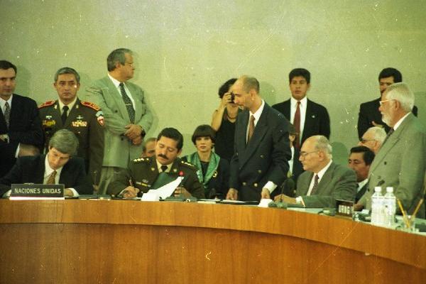 Las negociaciones para alcanzar los acuerdos de paz se efectuaron en seis  ciudades de cinco países, a lo largo de seis años. (Foto Prensa Libre: Hemeroteca PL)