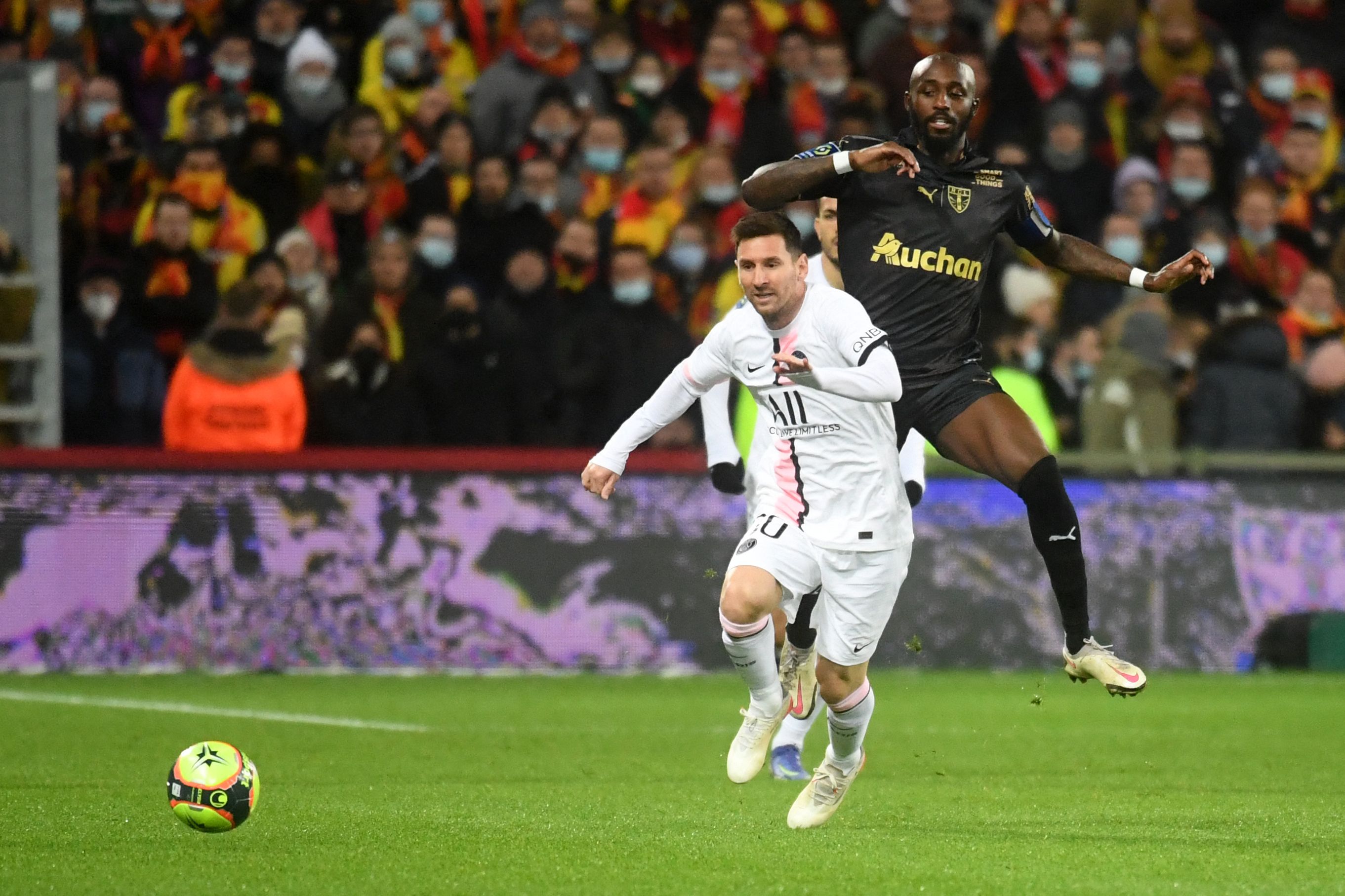 El jugador del Paris Saint-Germain Lionel Messi choca con el mediocampista del Lens Seko Fofana. (Foto Prensa Libre: AFP)