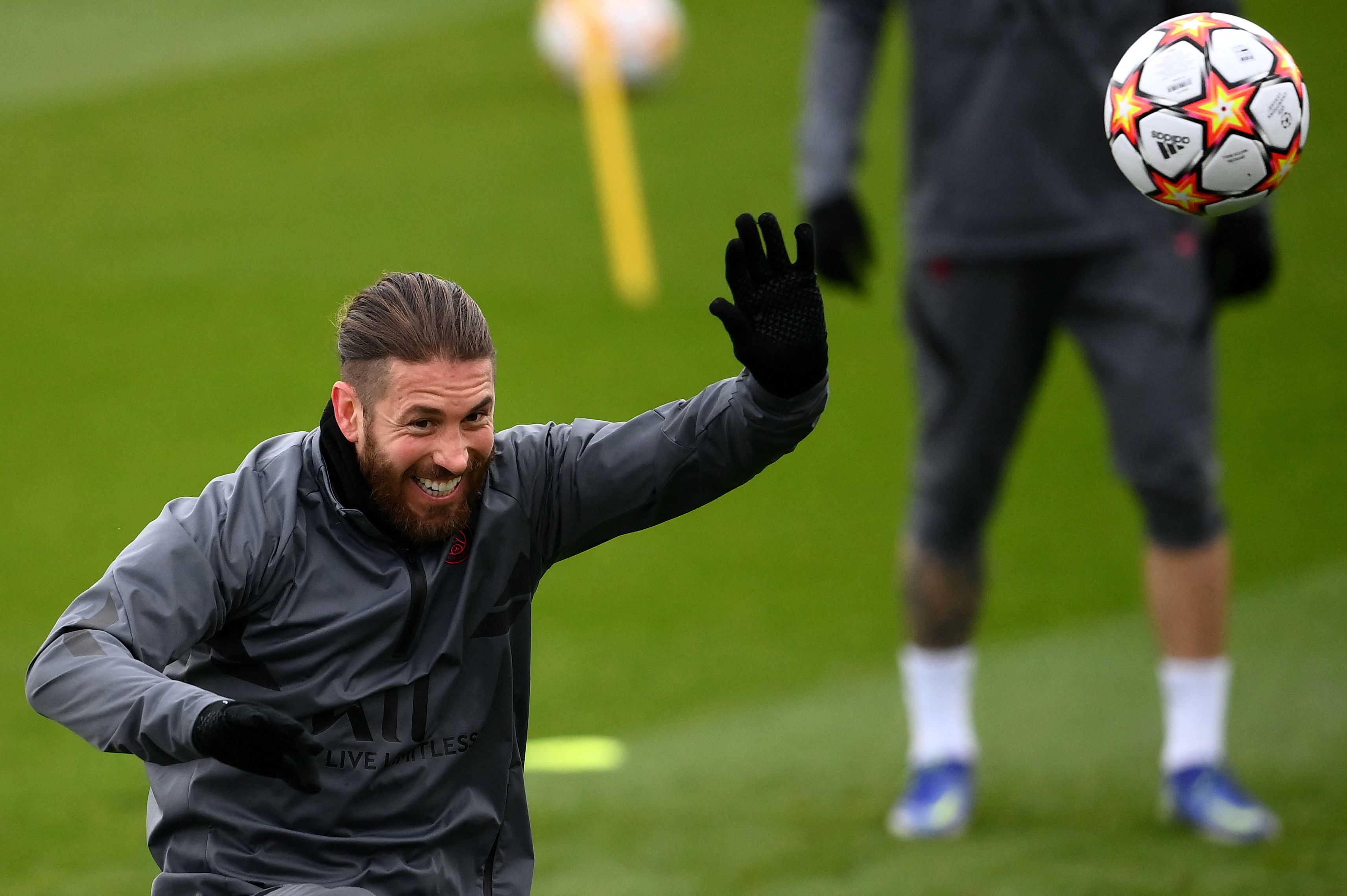 El defensor español de PSG, Sergio Ramos juegan con un balón durante un entrenamiento de su equipo. En octavos de final de la Champions League enfrentarán al Real Madrid. (Foto Prensa Libre: AFP).