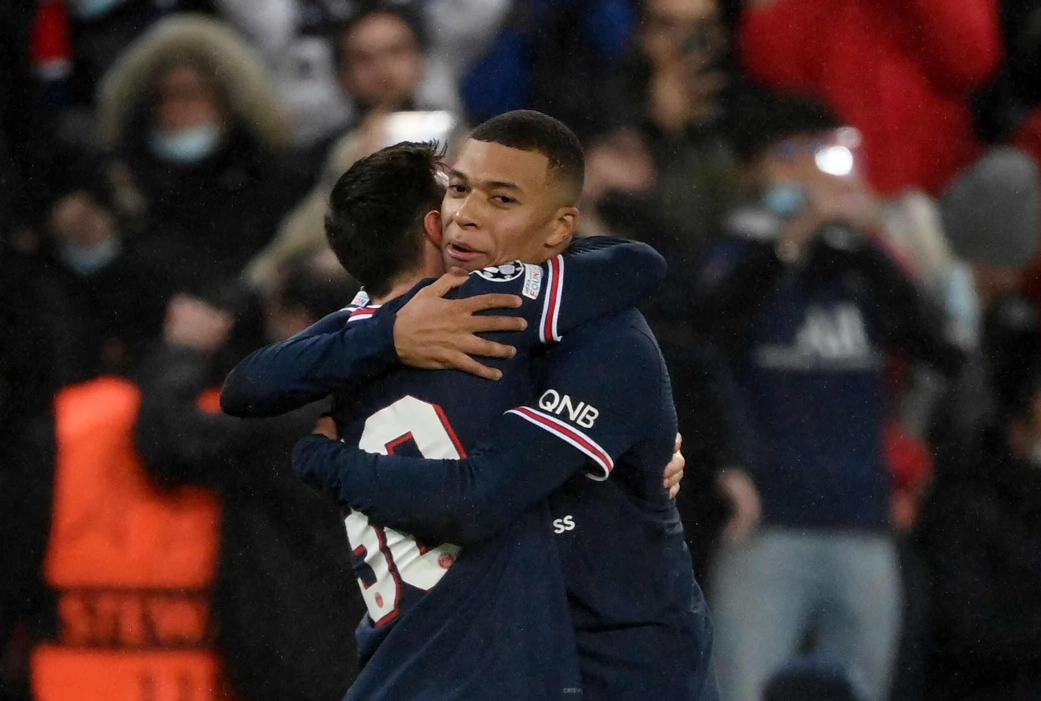 Lionel Messi celebra con Mbappé, en el duelo contra el Club Brujas. (Foto Prensa Libre: EFE)