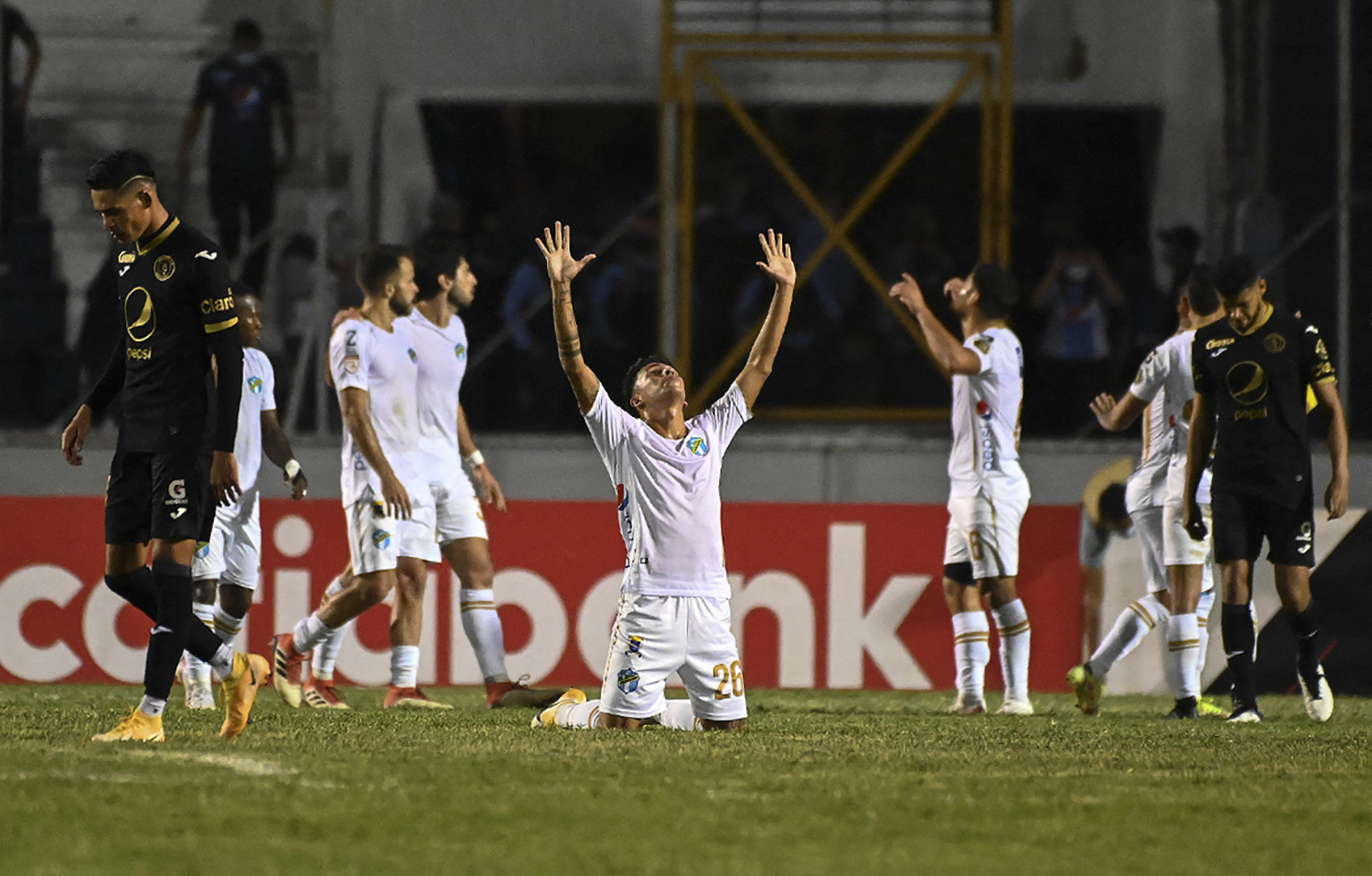 Los jugadores de Comunicaciones celebraron la victoria en la final de ida ante Motagua, en el estadio nacional Tiburcio Carias Andino en Tegucigalpa. Foto Prensa Libre: AFP.