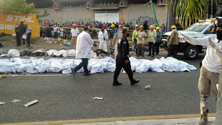 El percance ocurrido en la ruta que conduce de Chiapa de Corzo a Tuxtla-Gutiérrez, dejó medio centenar de muertos. (Foto Prensa Libre: Hemeroteca PL)