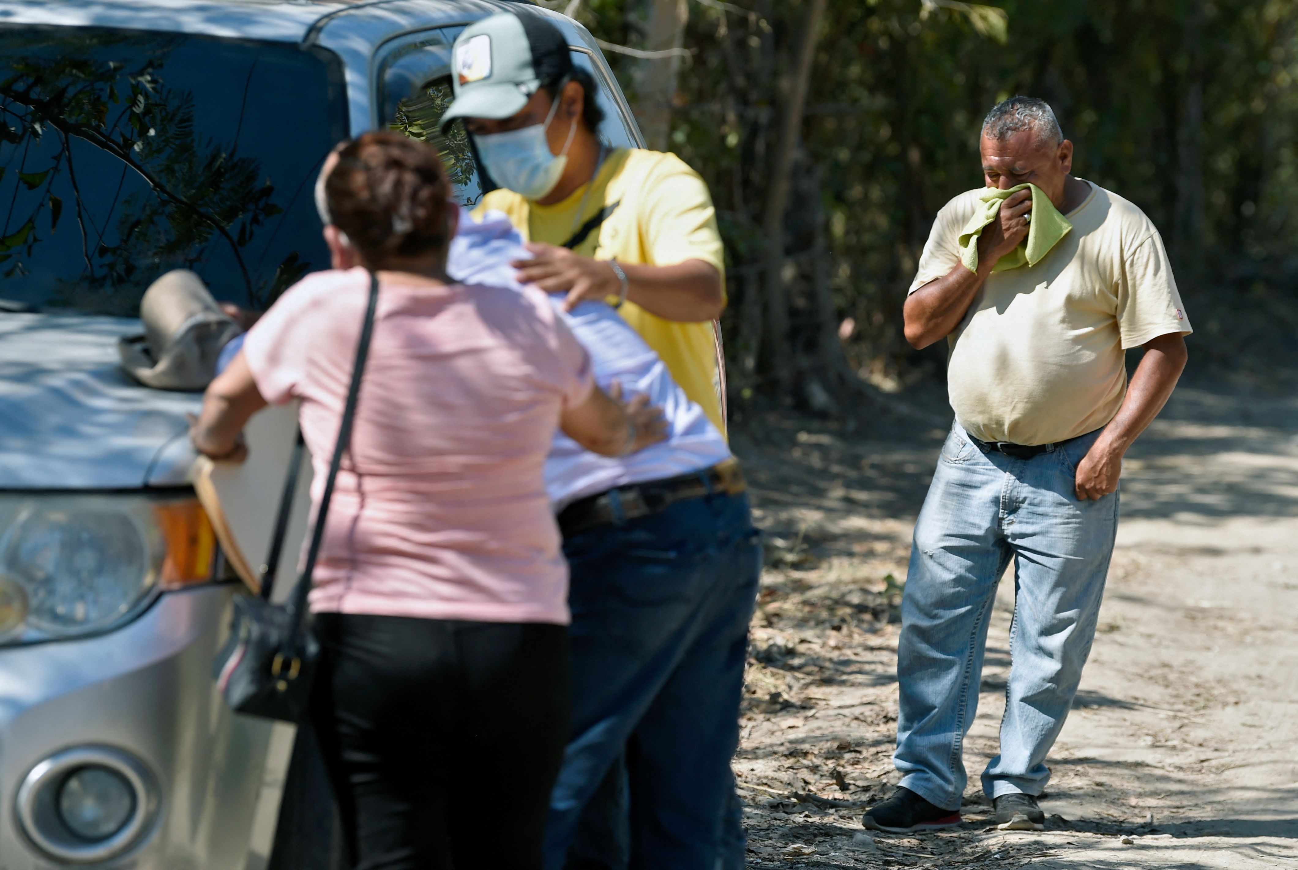 Familiares del migrante guatemalteco Leonel Gómez lloran frente a la sede del servicio médico forense en Tuxtla Gutiérrez, Chiapas, México, el 11 de diciembre de 2021. (Foto: AFP)