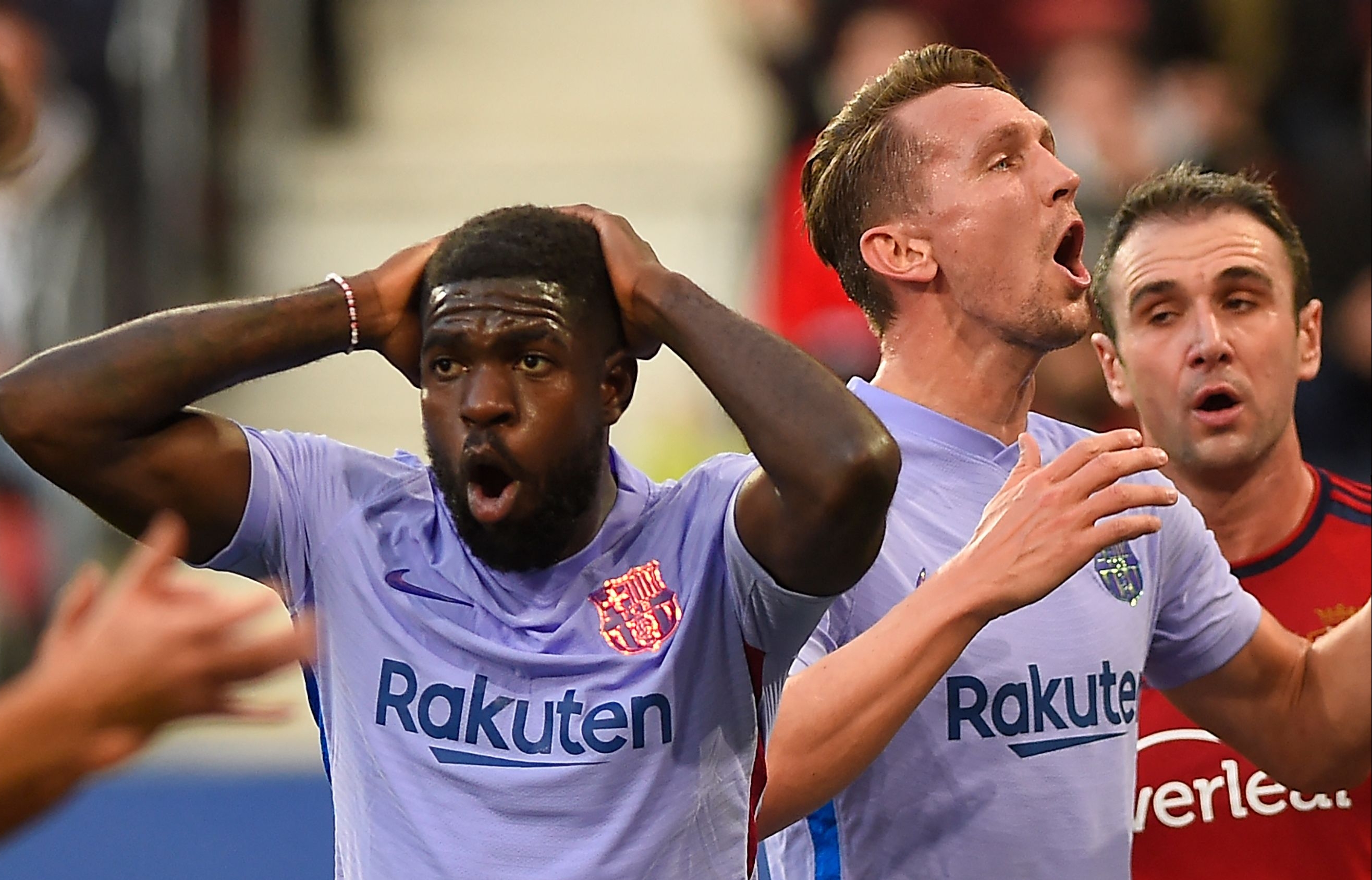 El defensa del Barcelona Samuel Umtiti (i) y el neerlandés Luuk de Jong (d) reacciona en el partido ante Osasuna en El Sadar. (Foto Prensa Libre: AFP)