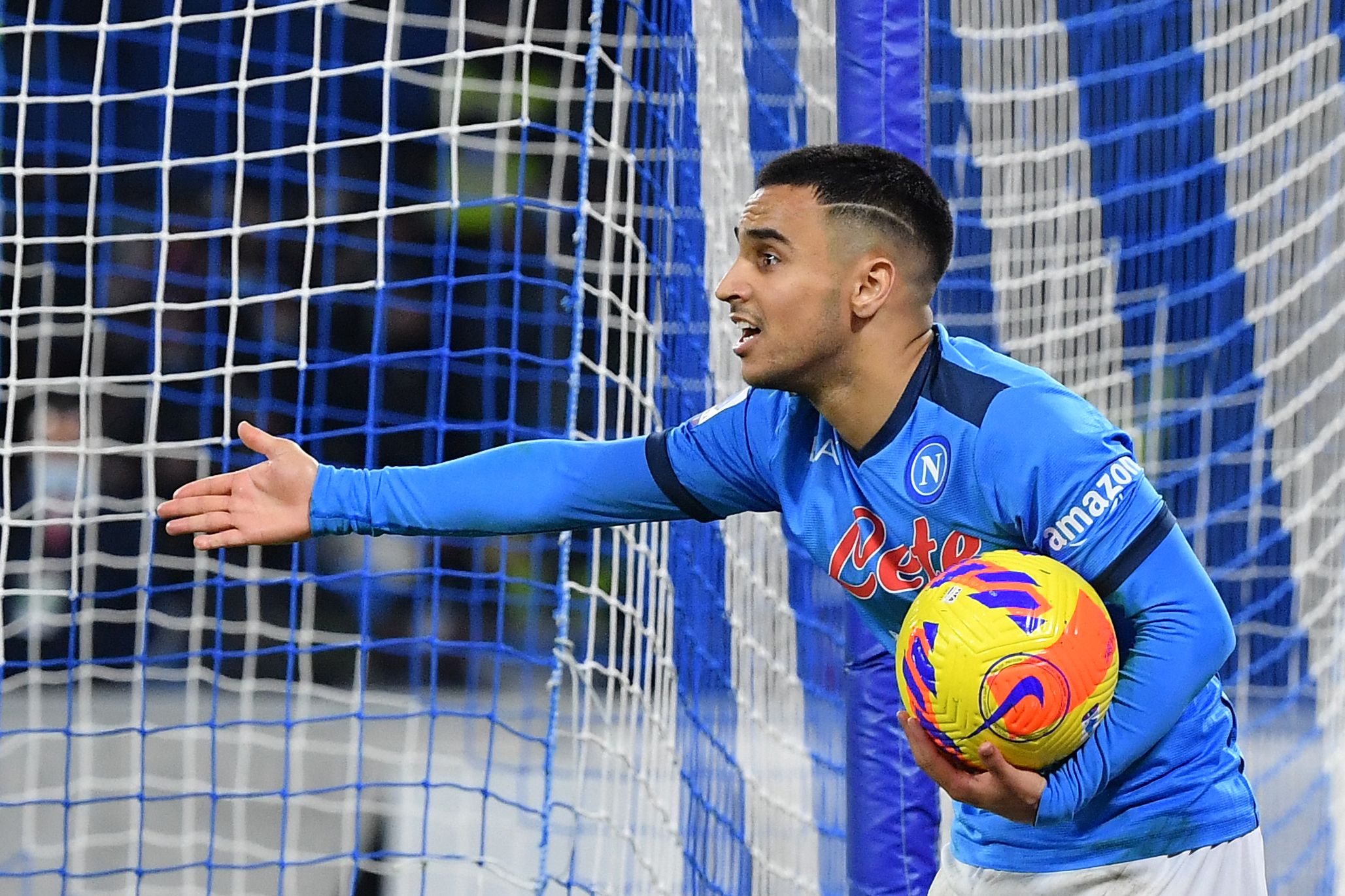 El delantero argelino del Nápoles Adam Ounas reclama al árbitro del duelo ante Empoli FC en el Diego Armando Maradona. (Foto Prensa Libre / AFP)