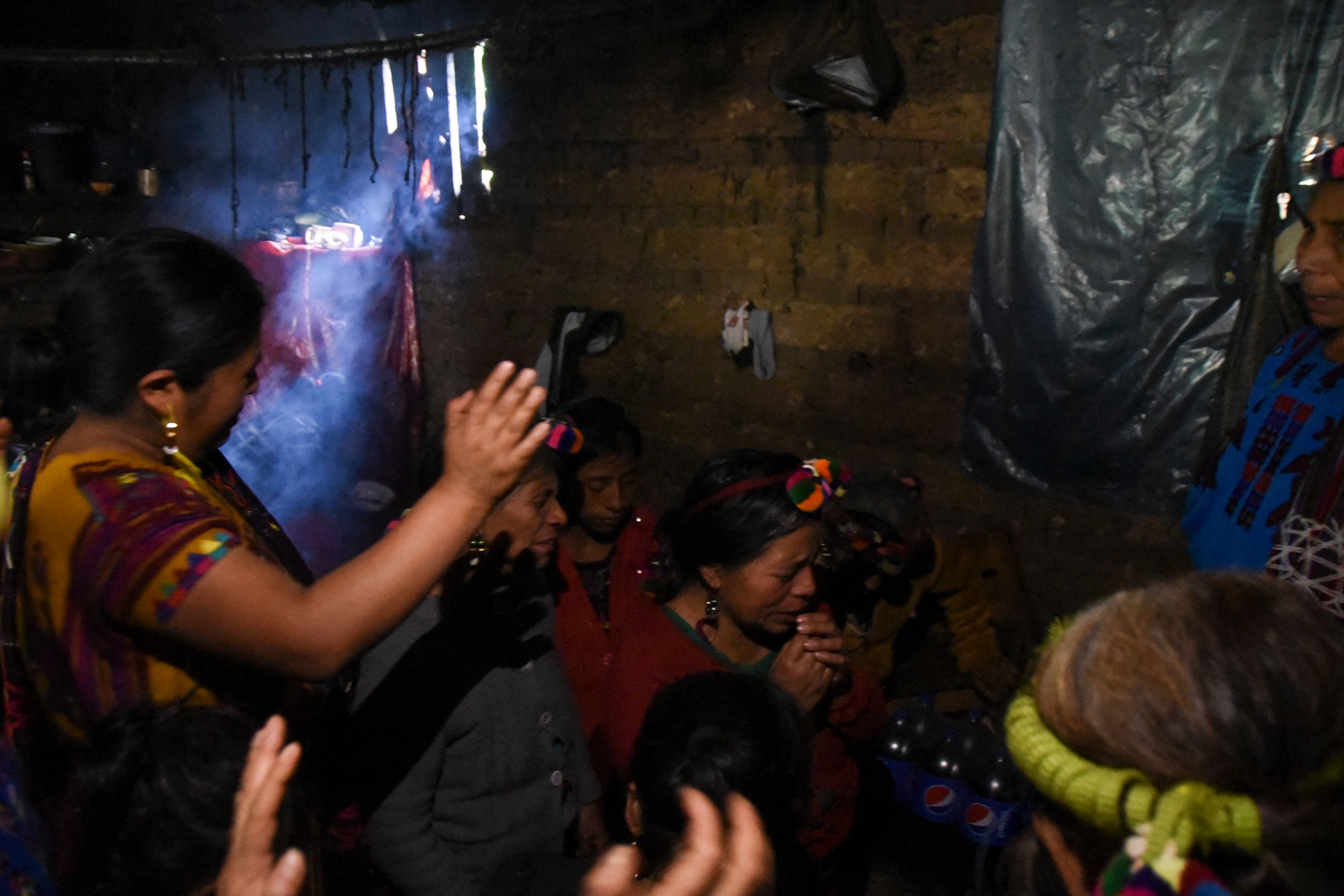 Teresa Mateo, de 48 años, es madre de Giovani Raymundo Mateo, de 18 años, una de las víctimas del accidente en Chiapas, México. (Foto Prensa Libre: AFP)
