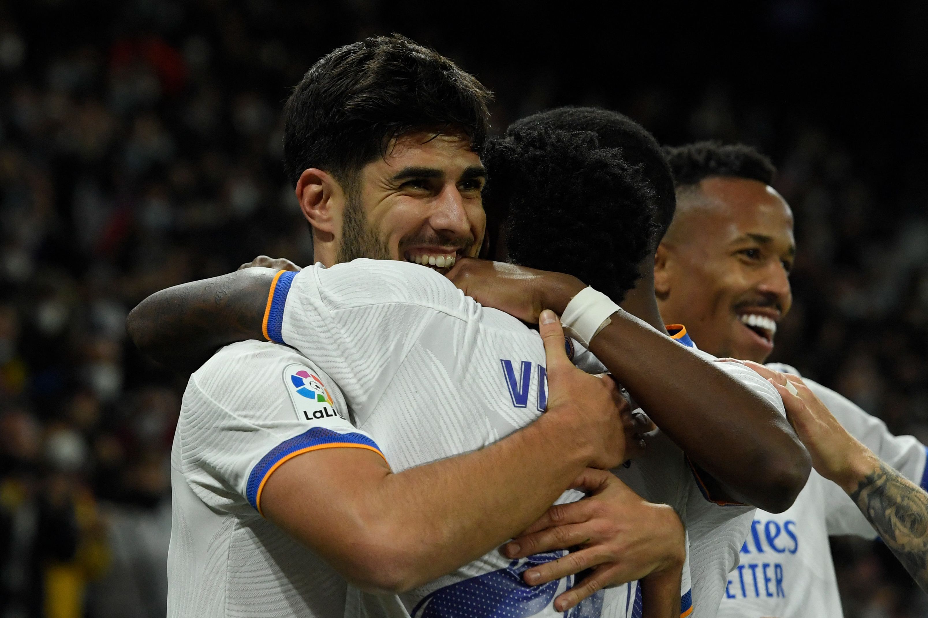 El mediocampista del Real Madrid Marco Asensio festeja el segundo gol de su club al Atlético de Madrid en el Santiago Bernabéu. (Foto Prensa Libre: AFP)