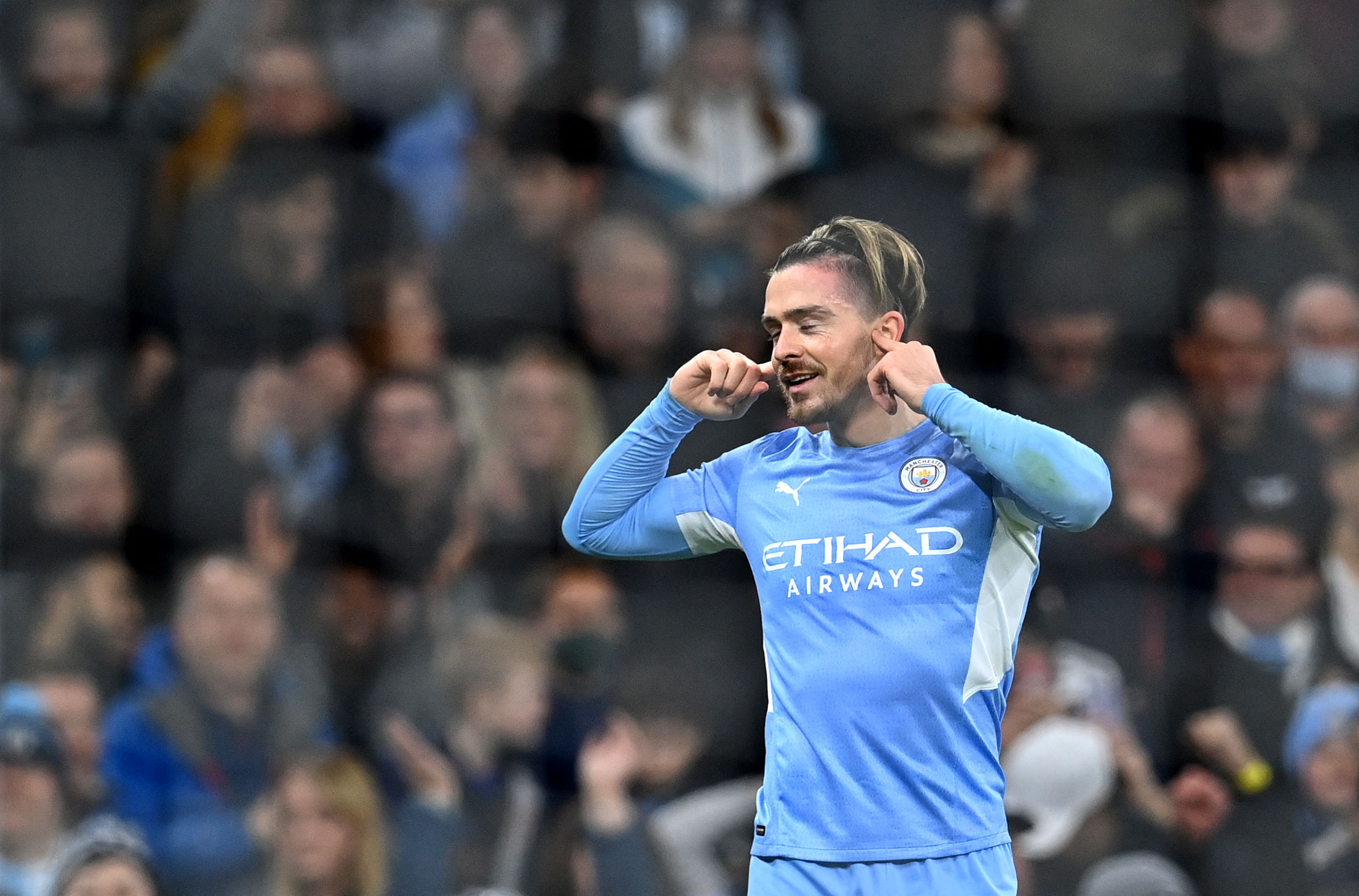 El mediocampista del Manchester City Jack Grealish celebra el segundo gol de su equipo ante el Leeds jugando en el Etihad Stadium el 14 de diciembre pasado. (Foto Prensa Libre: AFP)