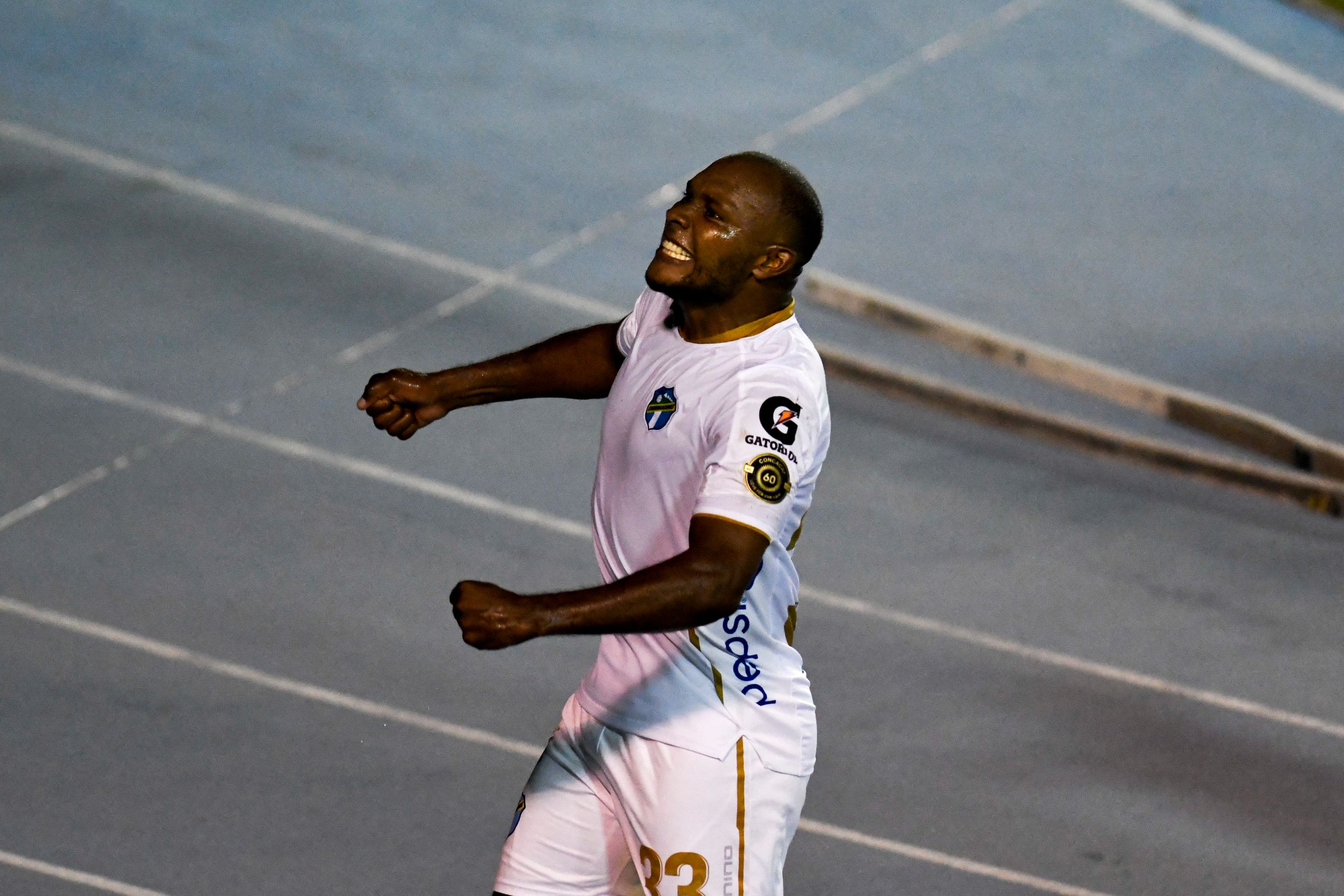 El ecuatoriano Juan Anangonó celebra después de marcarle uno de los tres goles al Motagua en la final de la Liga Concacaf. El sudamericano fue el goleador del torneo con seis dianas. Foto Prensa Libre: AFP.