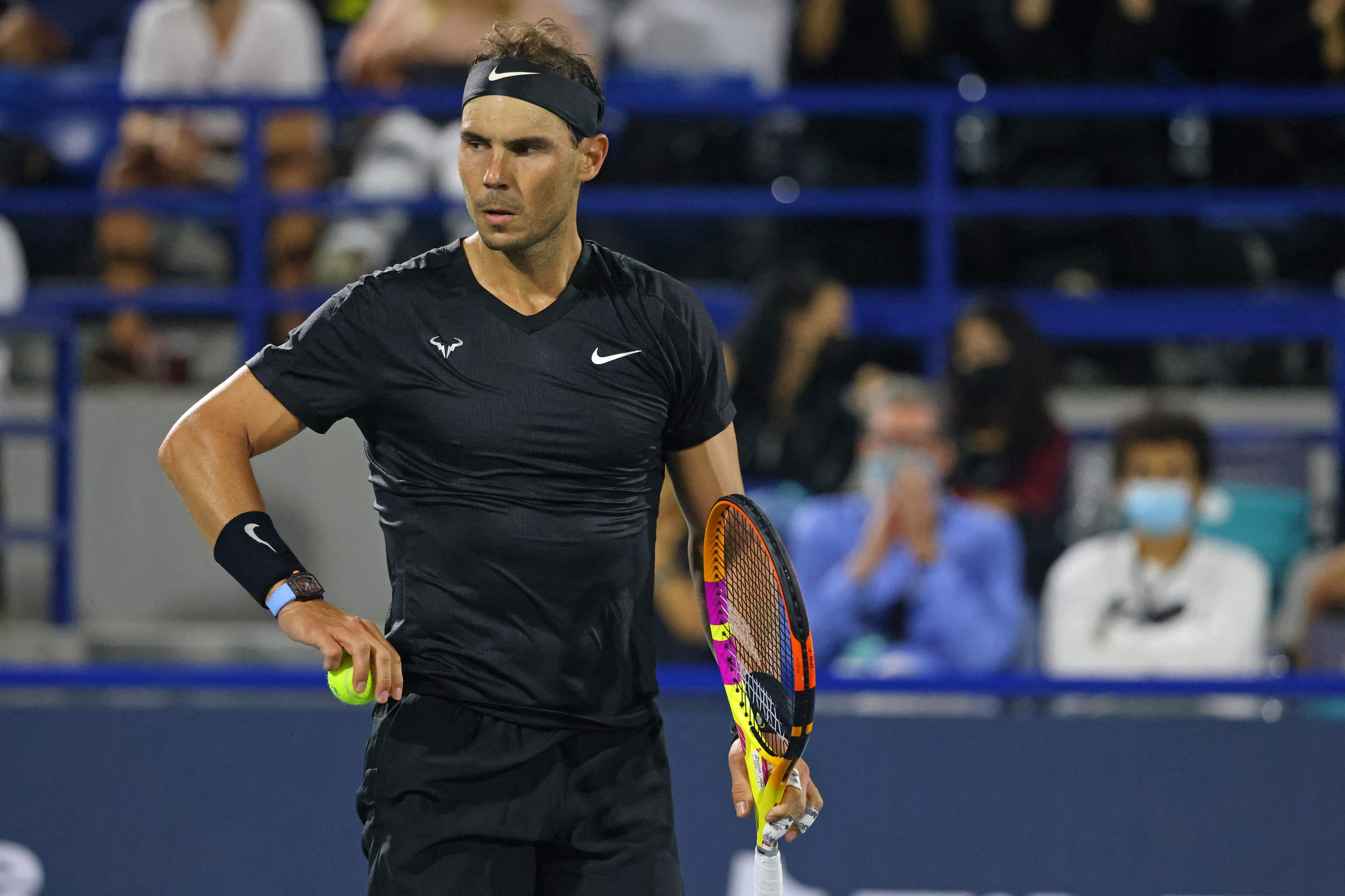 El tenista español Rafael Nadal jugó ante Andy Murray en el Campeonato Mundial de Tenix de Mubadala en Abu Dabi. Foto Prensa Libre: AFP