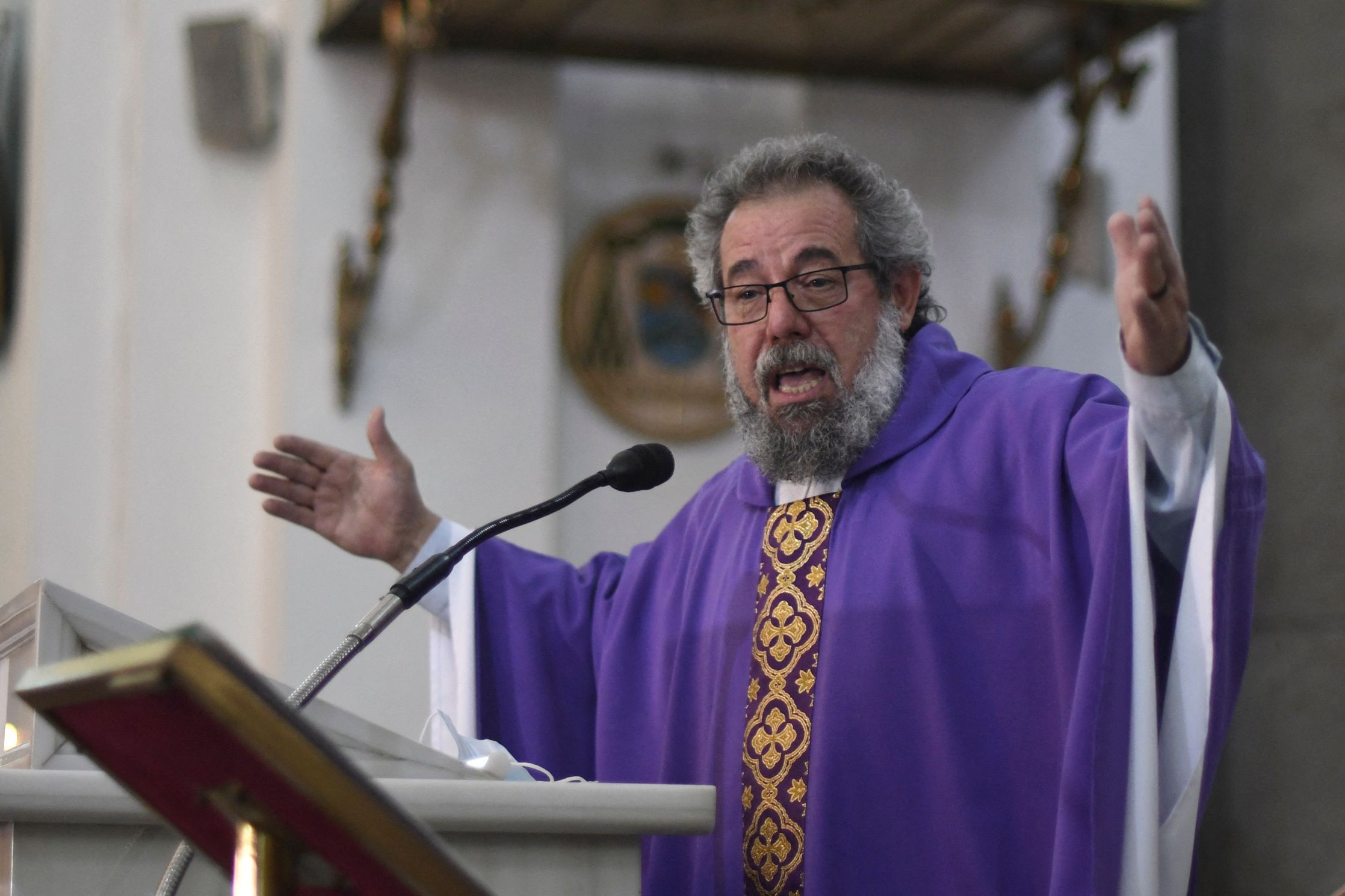 El sacerdote Mauro Verzeletti en una de las últimas misas que ofició en Guatemala. (Foto Prensa Libre: AFP)