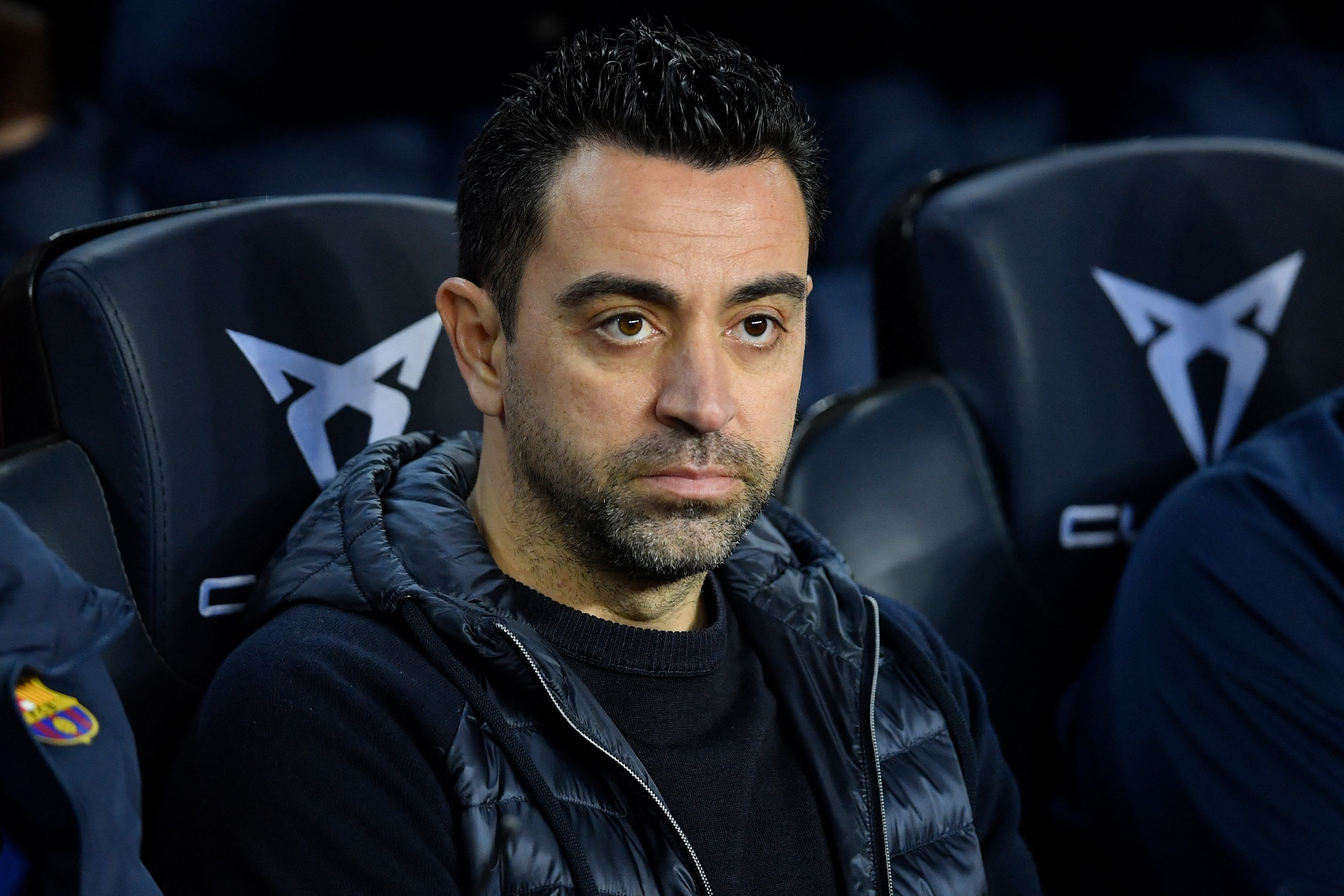 El entrenador del Barcelona Xavi sentado en el banquillo antes de medirse al Elche CF en el Camp Nou. (Foto Prensa Libre: AFP)