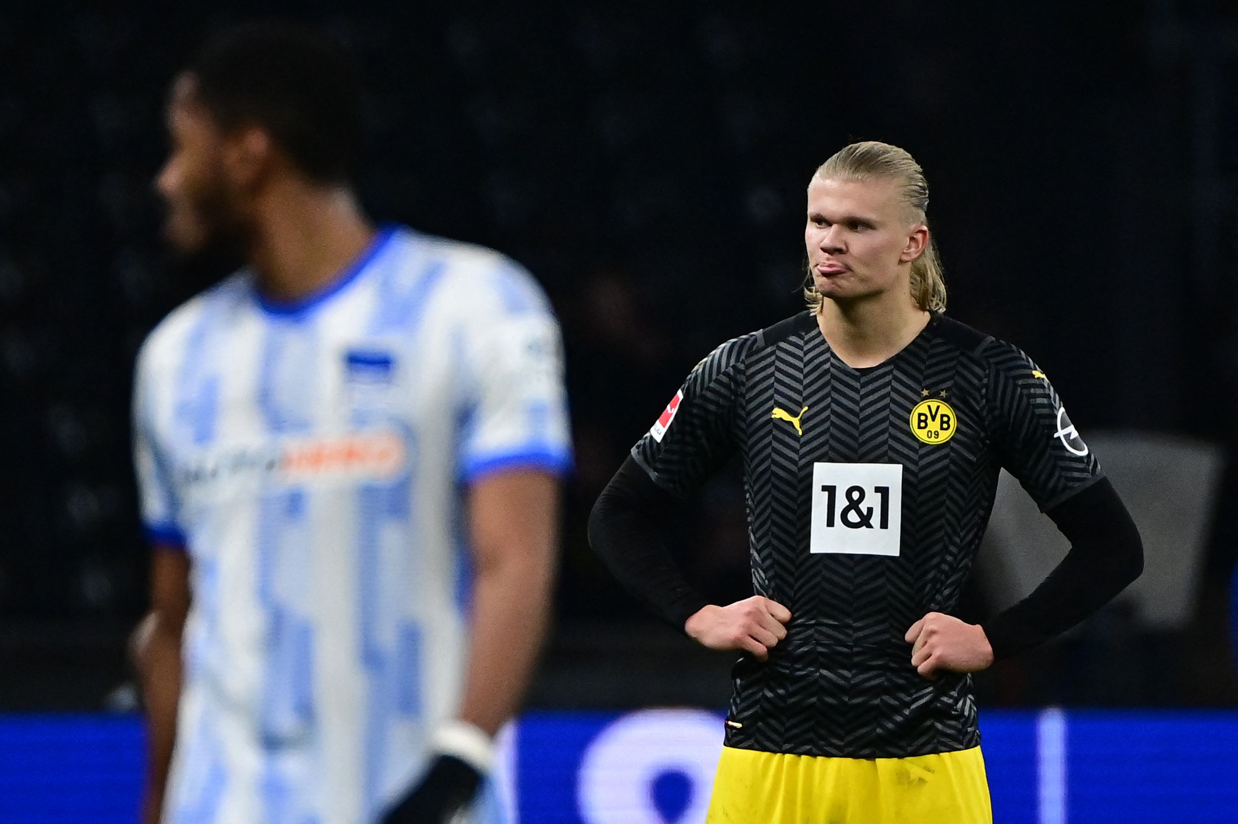 El jugador del Borussia Dortmund Erling Braut Haaland en el partido contra el Hertha Berlin. (Foto Prensa Libre: AFP)