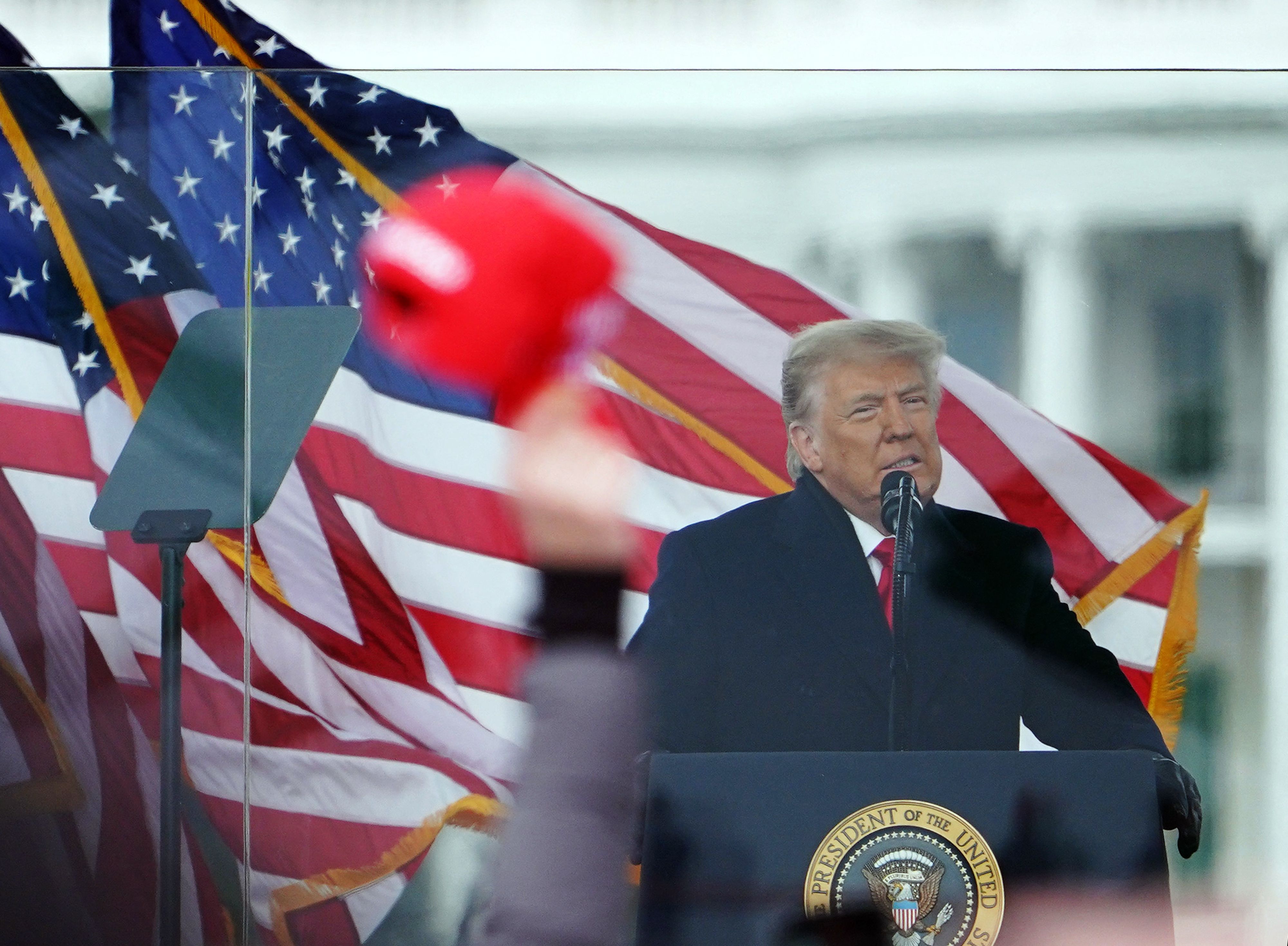 Los incidentes durante el Asalto al Capitolio no han sido esclarecidos y adversarios políticos de Donald Trump continúan pidiendo que se le investigue. (Foto Prensa Libre: AFP)