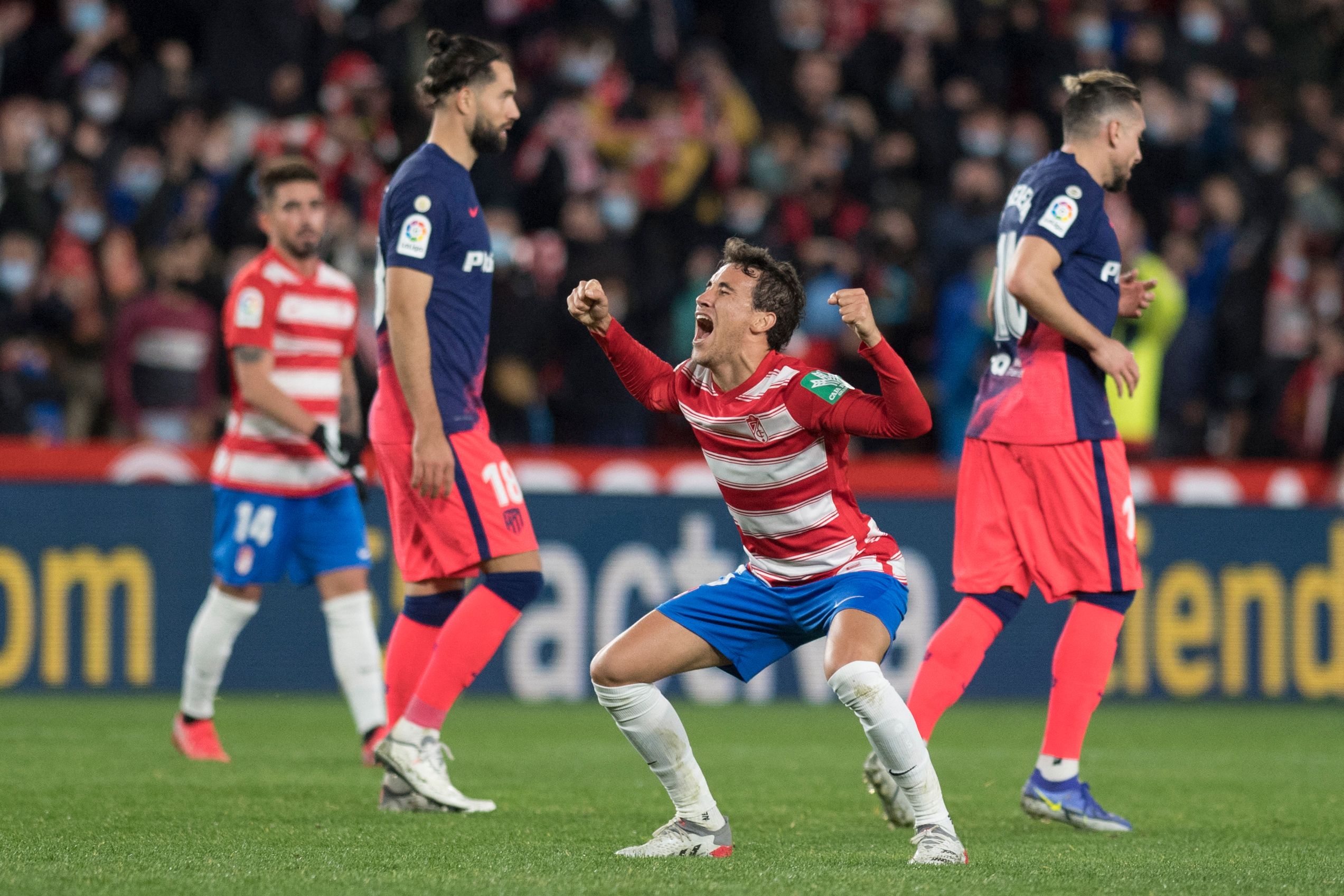 El mediocampista del Granada, Luis Milla, celebra después que su equipo le ganó 2-1 al Atletico de Madrid en el estadio Nuevo Los Cármenes. Foto Prensa Libre: AFP.