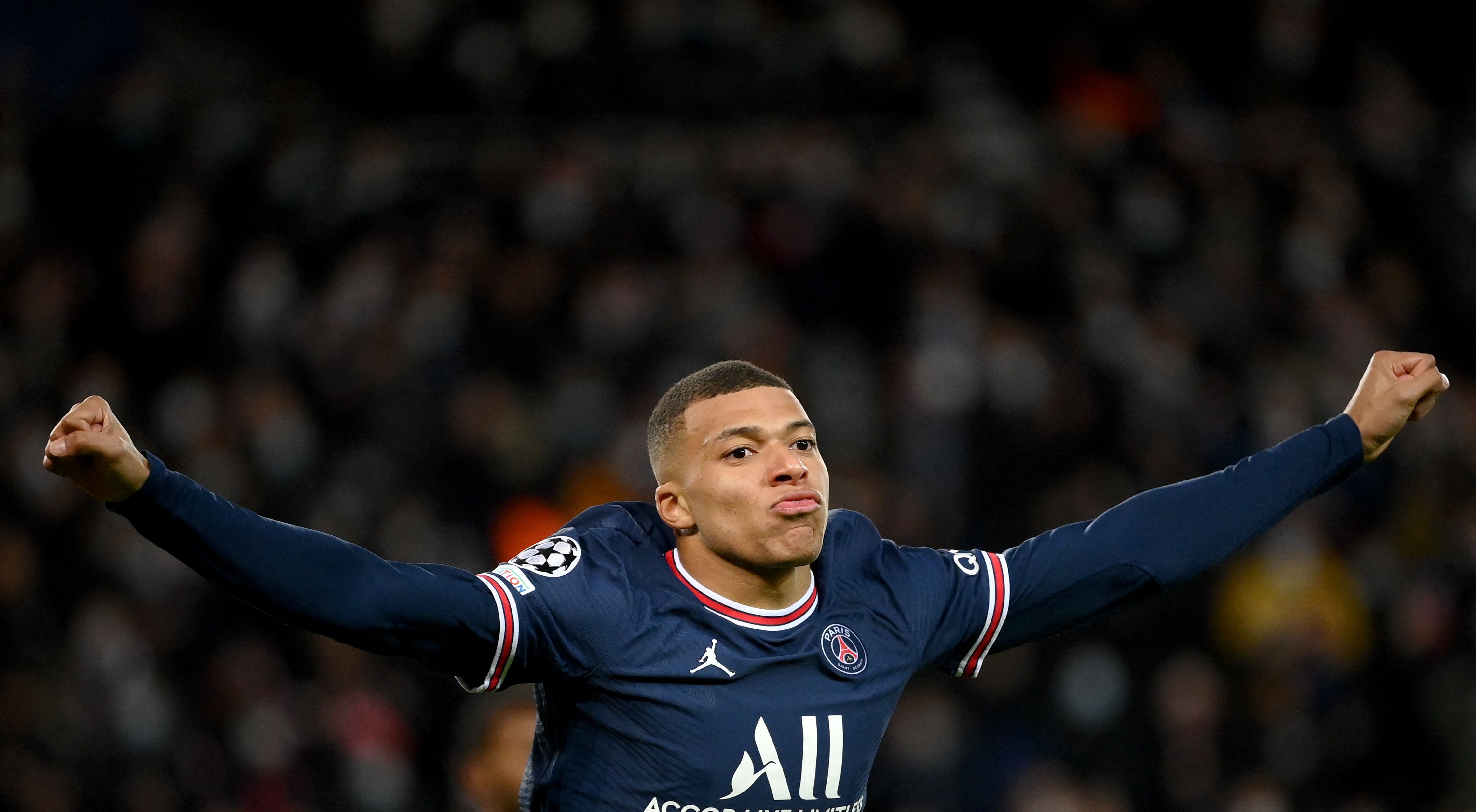 El delantero del Paris Saint-Germain Kylian Mbappe celebra su segundo gol al Club Brugge. (Foto Prensa Libre: AFP)