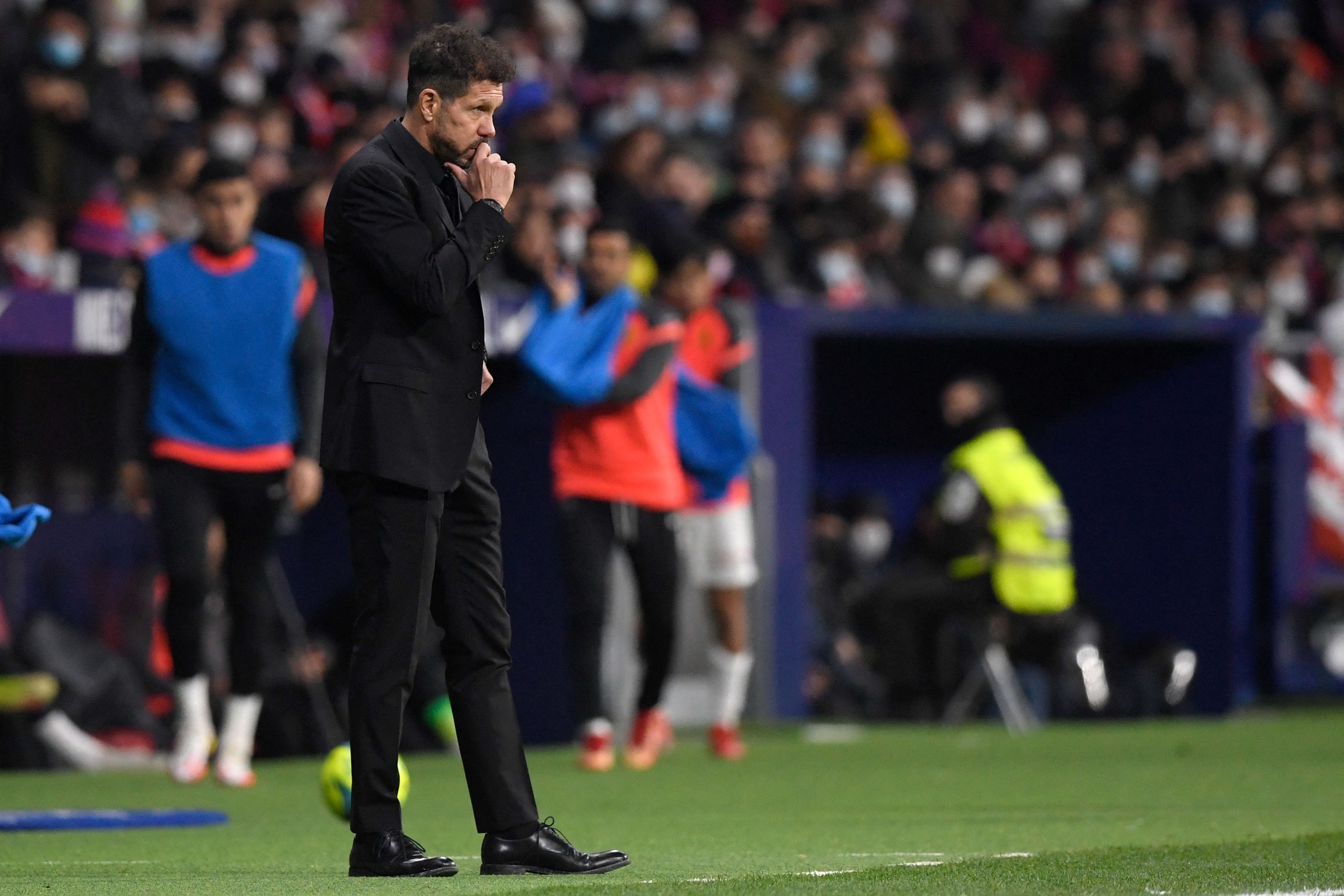 El entrenador del Atletico Madrid Diego Simeone durante el partido de su equipo ante el RCD Mallorca. (Foto Prensa Libre: AFP)