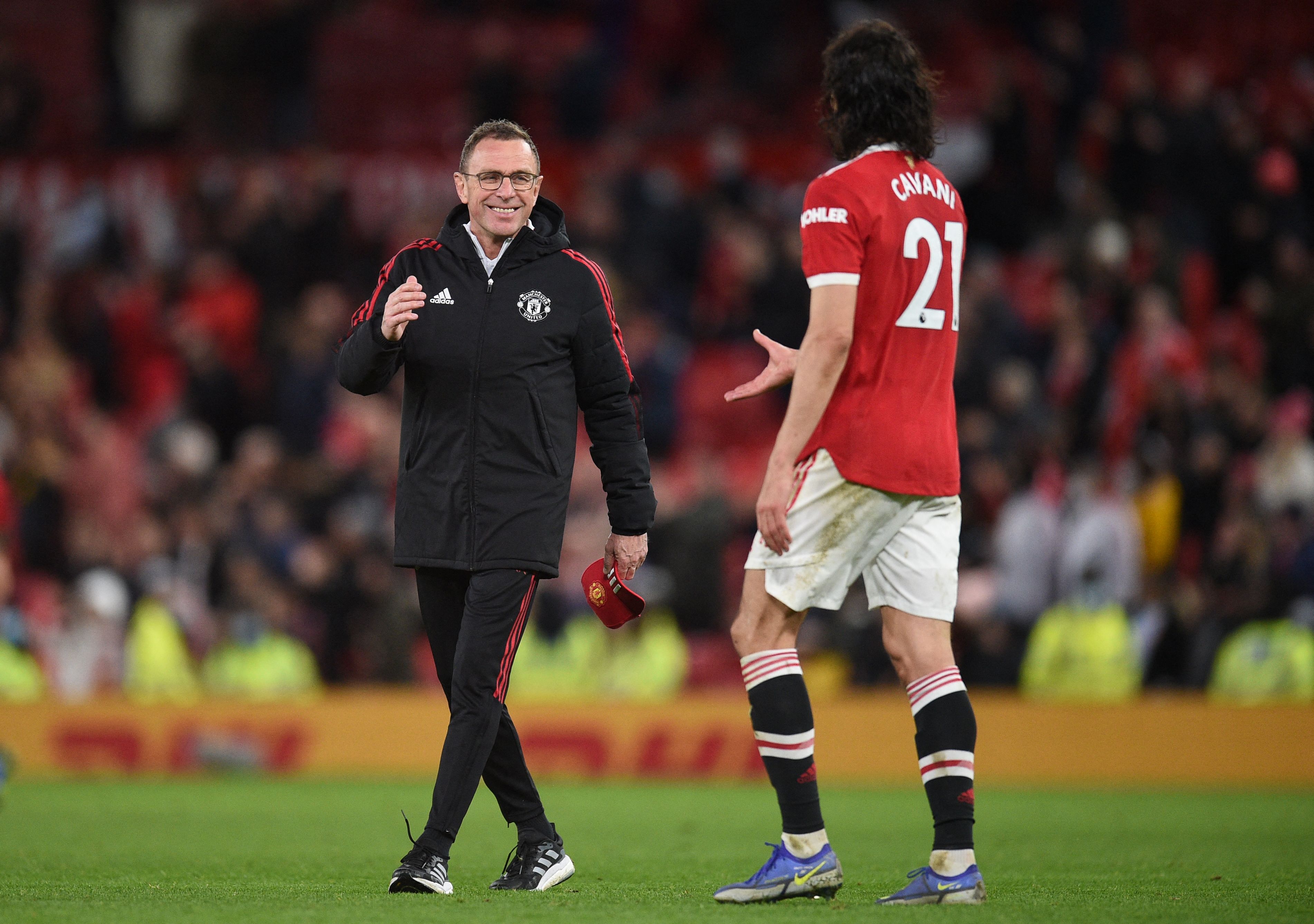 El entrenador del Manchester United  Ralf Rangnick se sonríe con el uruguayo Edinson Cavani (d) después de enfrentar al Burnley. (Foto Prensa Libre: AFP) 