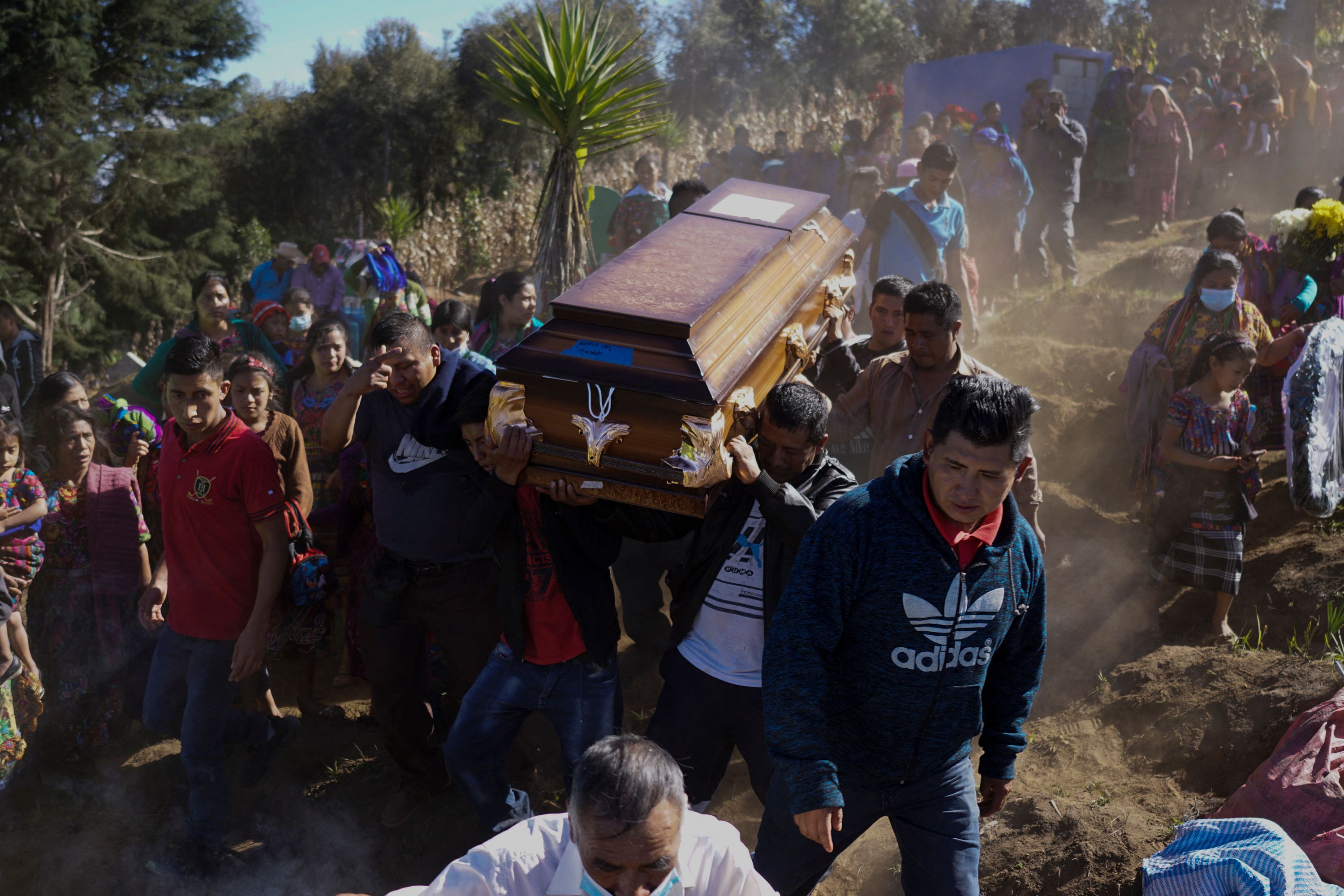 Sepelio de un migrante fallecido originariod de Santa Apolonia, Chimaltenango. El joven de 25 años murió en el accidente de Chiapas, México, en diciembre pasado. (Foto Prensa Libre: AFP)