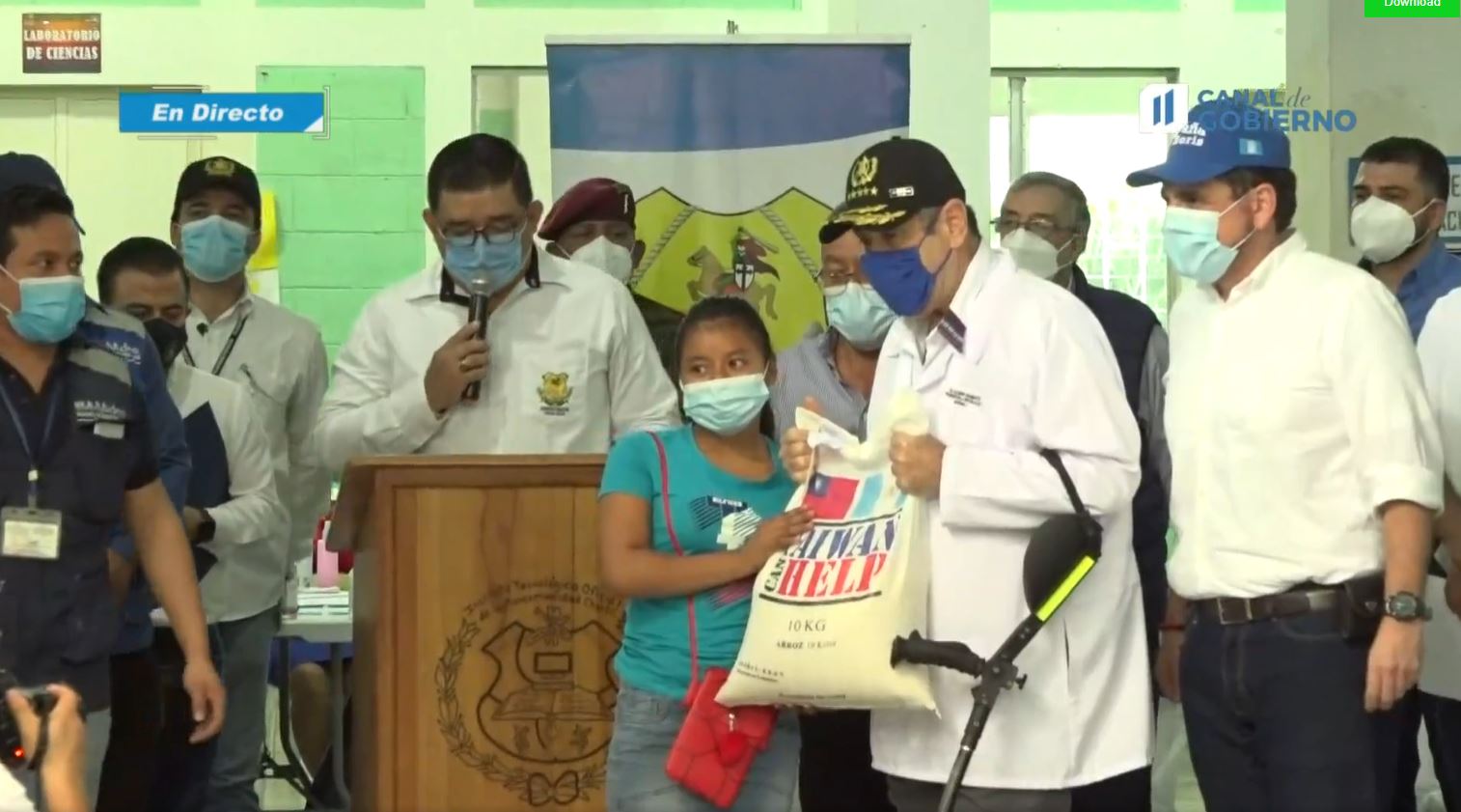 El presidente Alejandro Giammattei participa en jornada de vacunación en la que se entrega arroz a los asistentes. (Foto Prensa Libre: Captura de pantalla)