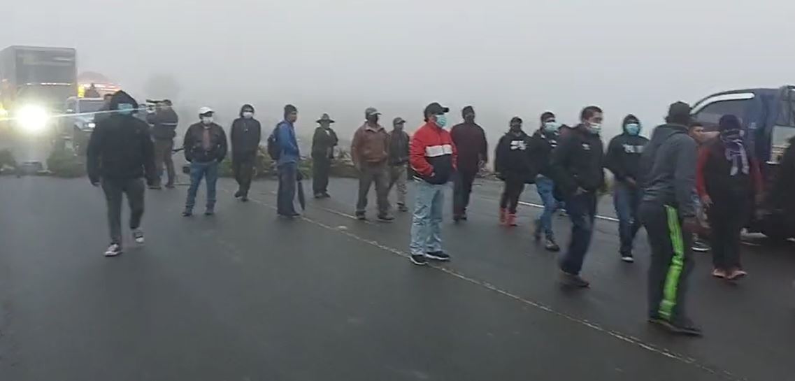 Bloqueo en el km 171 de la ruta Interamericana. (Foto Prensa Libre: Tomada del video de Región Más Noticias) 