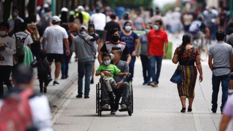 A pocos días de las fiestas de Navidad, especialistas sugieren no abandonar las medidas de prevención. (Foto Prensa Libre. Hemeroteca PL)