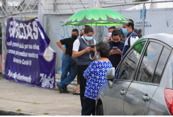 Hospitales deben estar alerta ante la variante ómicron, que pese a ser leve, provocaría saturación en emergencias. (Foto Prensa Libre: Hemeroteca)