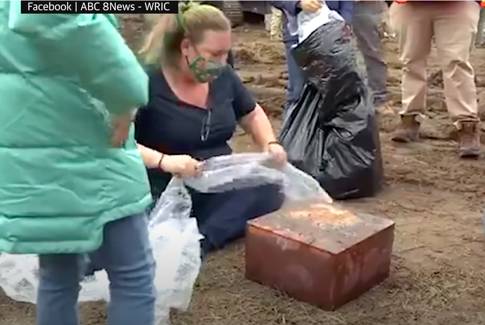 Fue abierta una  cápsula del tiempo enterrada hace 130 años.
(Foto captura de pantalla Youtube/
Guardian News). 
