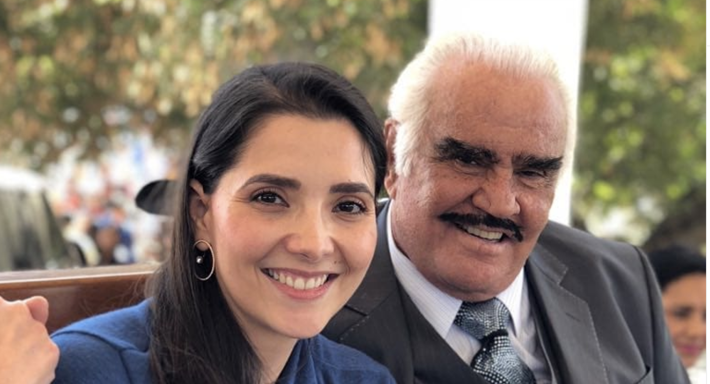 Vicente Fernández adoptó a Alejandra cuando ella tan solo tenía 40 días de vida. (Foto Prensa Libre: @_vicentefdez/Instagram)