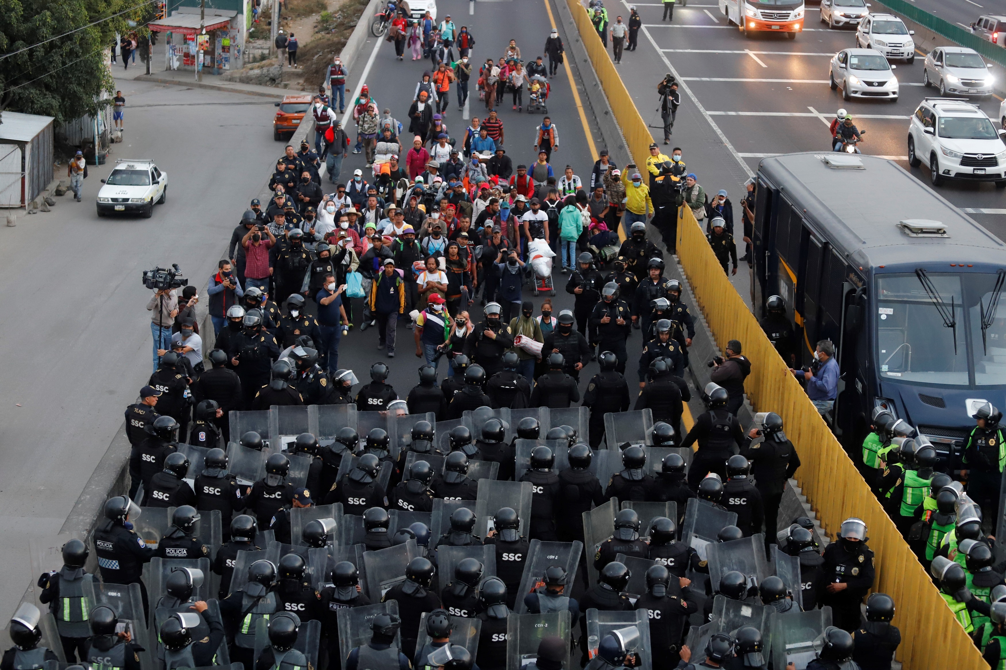Una caravana de migrantes se encuentra con agentes policiales en una de las entradas de la Ciudad de México. (Foto Prensa Libre: EFE)