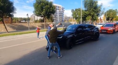 El jugador del Barcelona, Samuel Umtiti, tuvo un altercado afuera de la Ciudad Deportiva blaugrana con unos aficionados este miércoles 1 de diciembre. Foto captura de pantalla. 