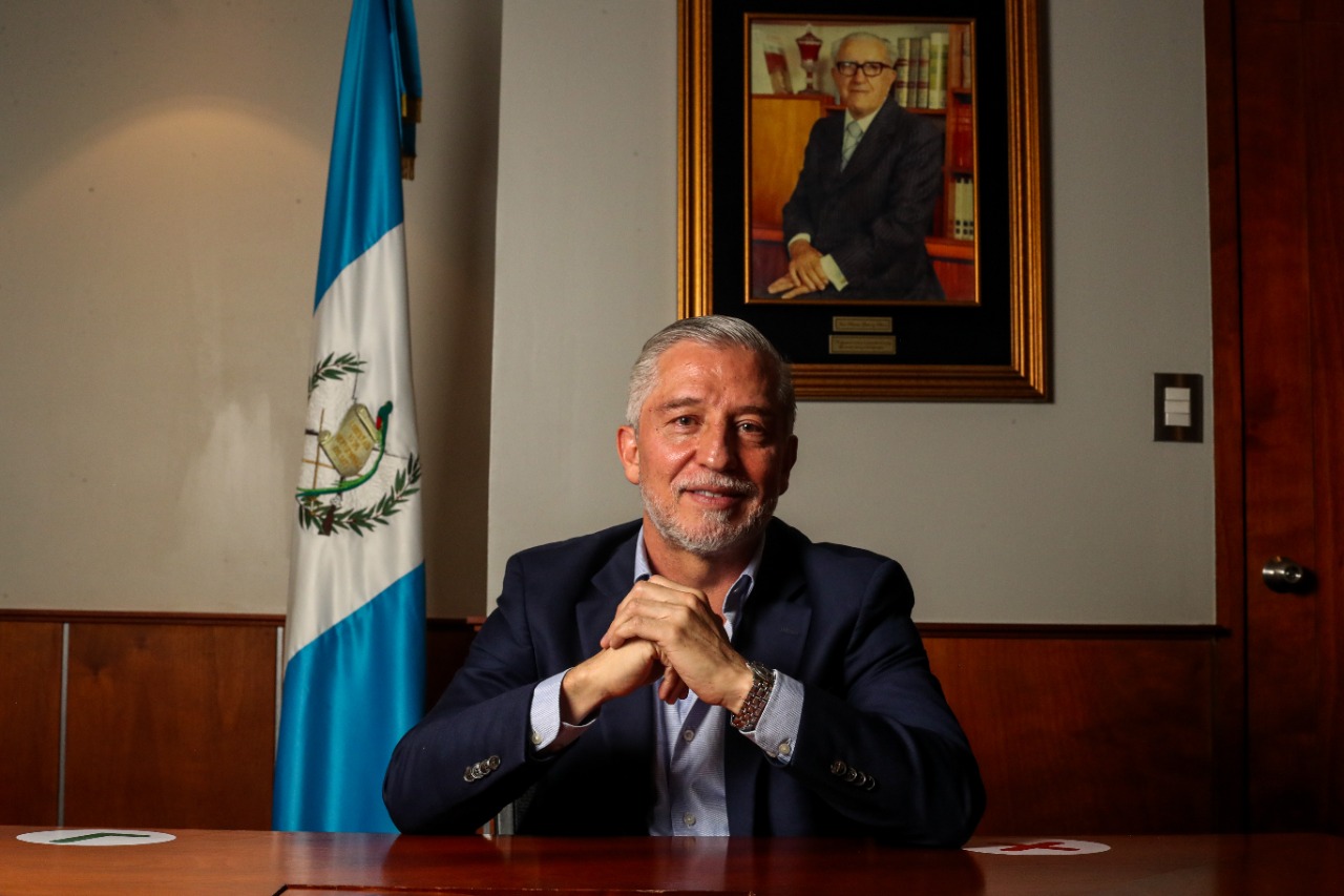 Enrique Crespo, CEO de CMI Capital, afirmó que reciben el reconocimiento con muchísimo agradecimiento, mucha humildad, con sencillez, la satisfacción del deber cumplido la colocación del bono verde. (Foto Prensa Libre: Juan Diego González)  