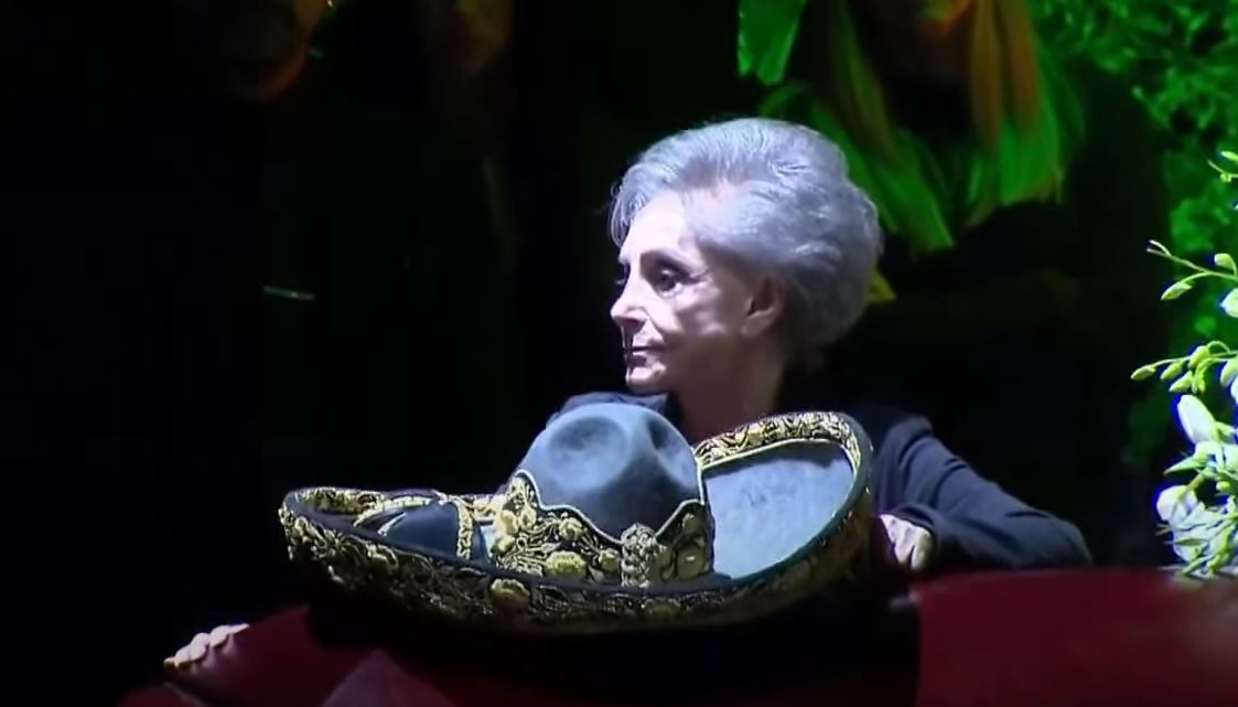 María del Refugio Abarca, doña Cuquita, se despide de su esposo Vicente Fernández. (Foto Prensa Libre: Captura de video)