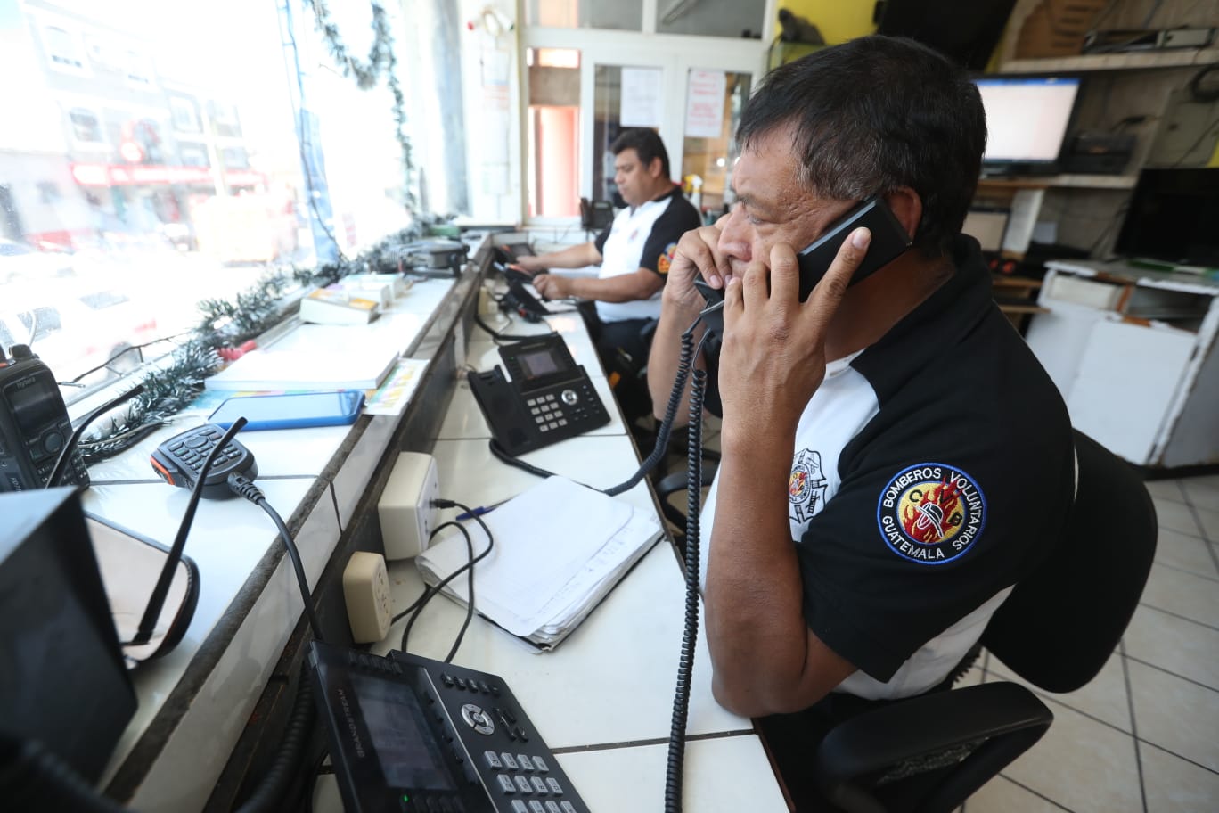 Bomberos Voluntarios reciben miles de llamadas diarias, pero la mayoría son falsas. (Foto Prensa Libre: María Reneé Barrientos)