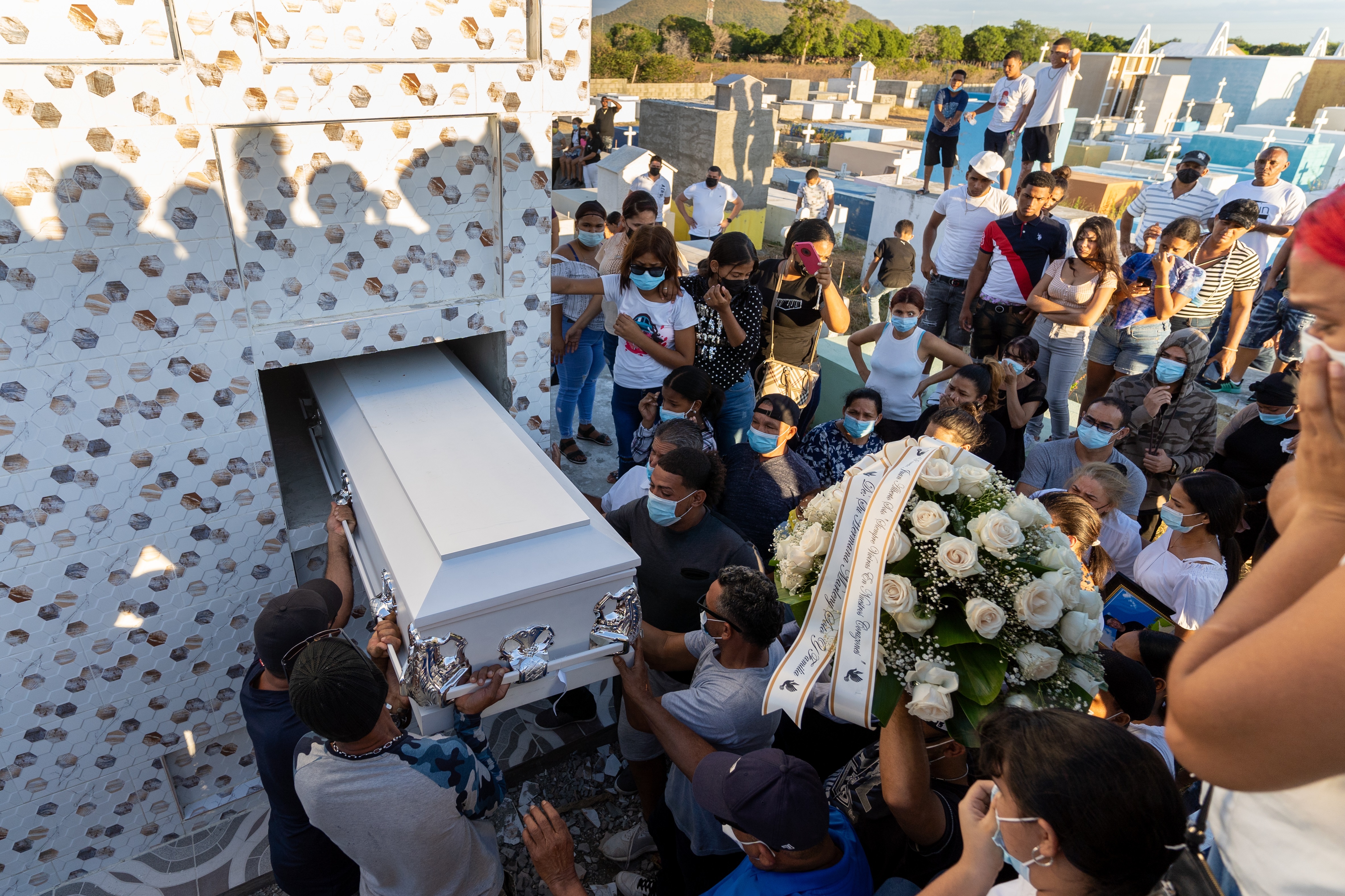 Los restos de uno de los migrantes dominicanos fallecidos en el accidente ocurrido en México, son llevados al cementerio en la comunidad de Cañafistol, Baní. (Foto Prensa Libre: EFE)