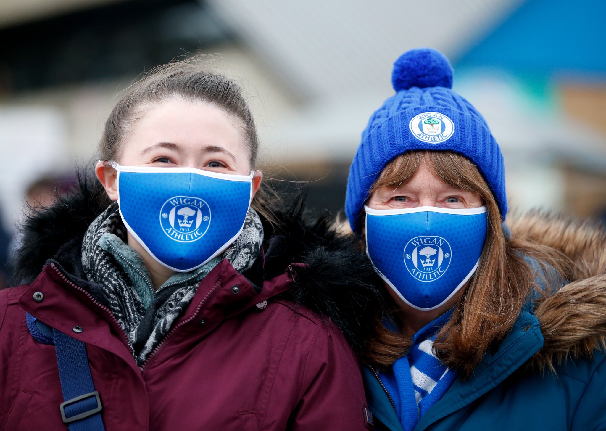 Aficionados del Wigan utilizando tapabocas en la EFL. (Foto Prensa Libre: redes)