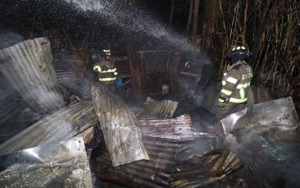 Bomberos controlan incendio en la zona 9 de Mixco. (Foto Prensa Libre: Bomberos Voluntarios) 