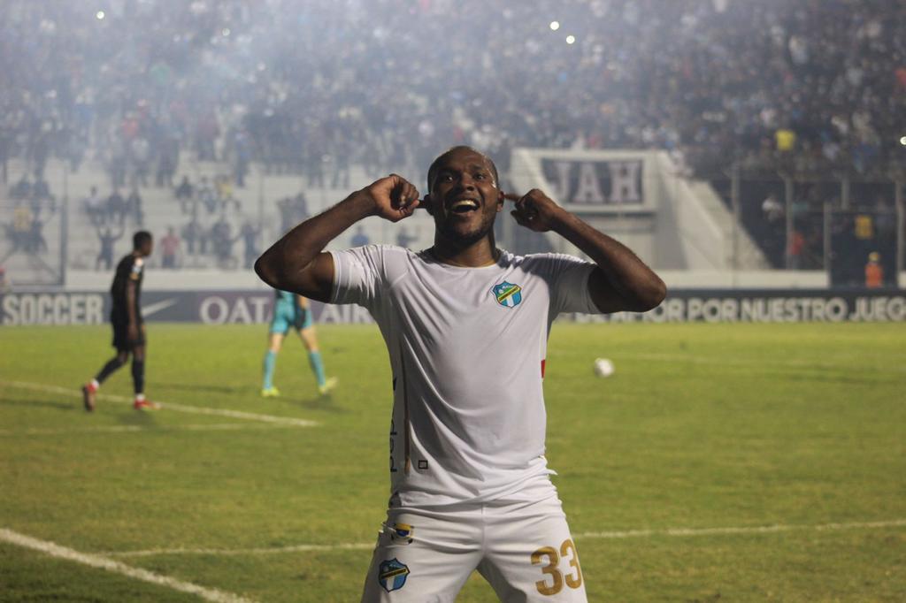 El delantero ecuatoriano de Comunicaciones Juan Anangonó celebra el segundo gol de su equipo ante Motagua. Los albos vencieron al ciclón azul en el partido de ida de la final de Liga Concacaf que disputaron en el Estadio Nacional de Tegucigalpa, Honduras. Foto Prensa Libre: Cortesía FutbolerosGT.