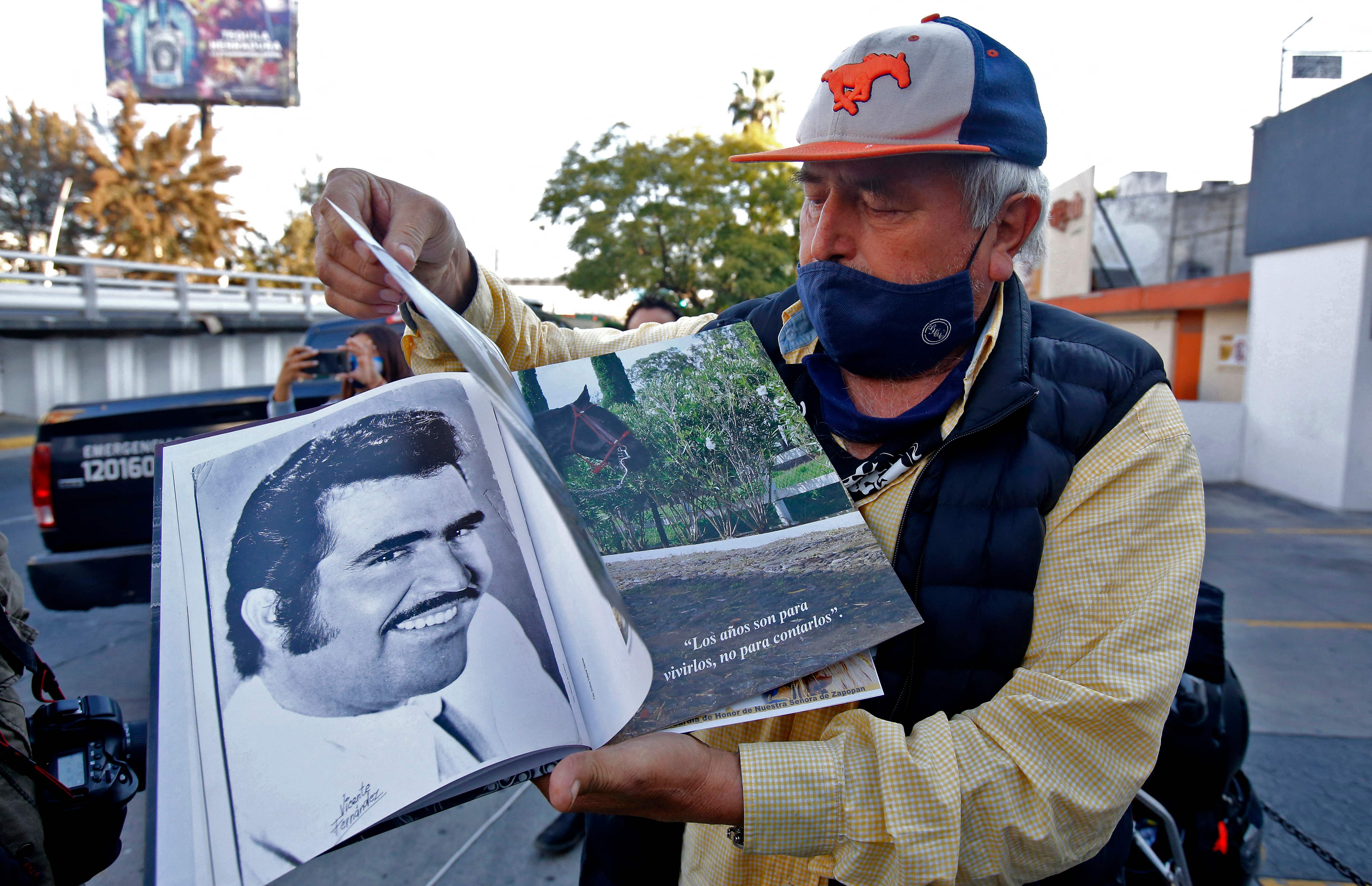 
Miguel del Toro se presentó al hospital donde falleció Vicente Fernández. (Foto Prensa Libre: AFP)
